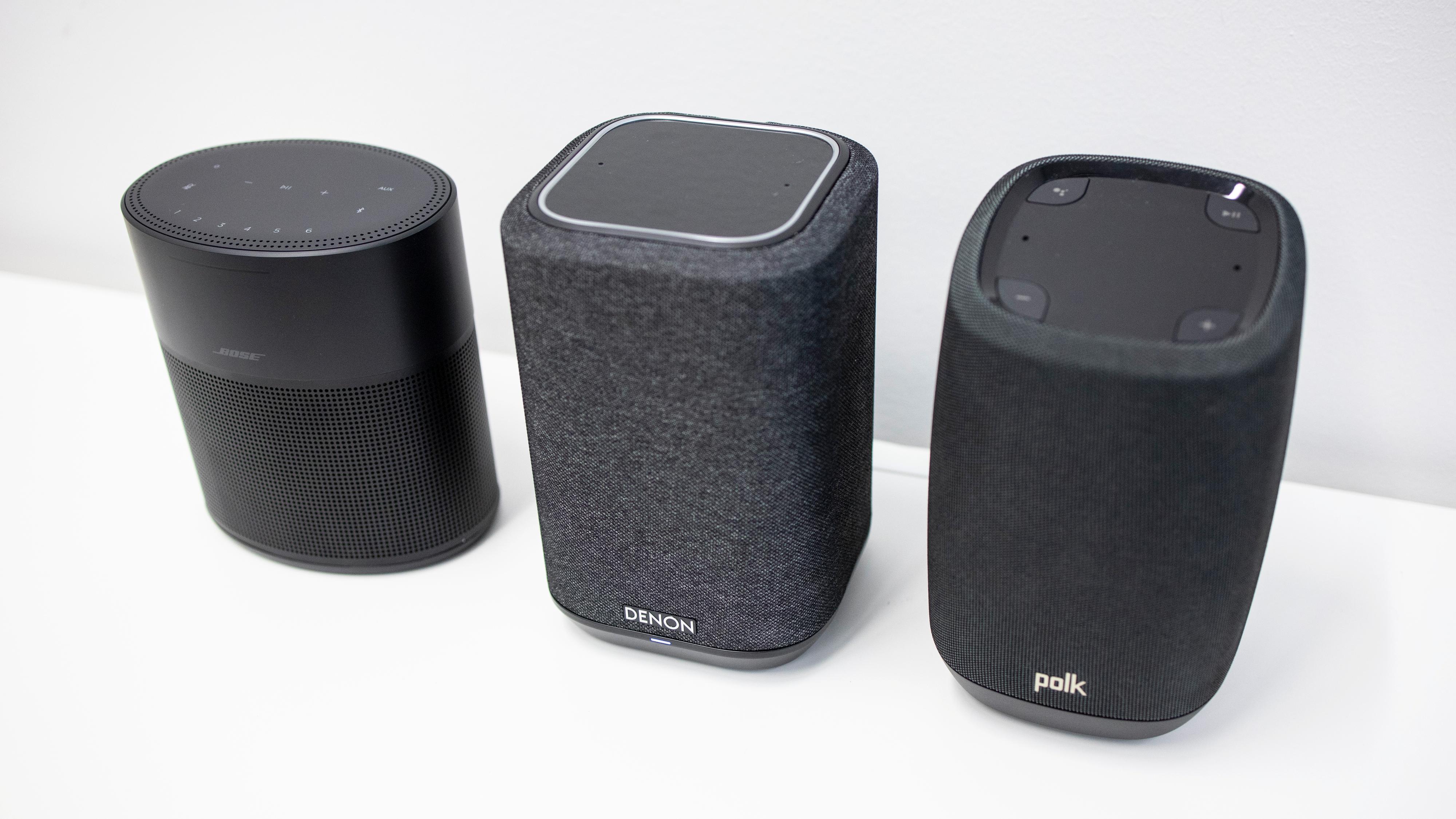 Denon Home 150 (i midten) sammen med Bose Home Speaker 300 og Polk Assist, to andre wifi-høyttalere omtrent i samme prisklasse.