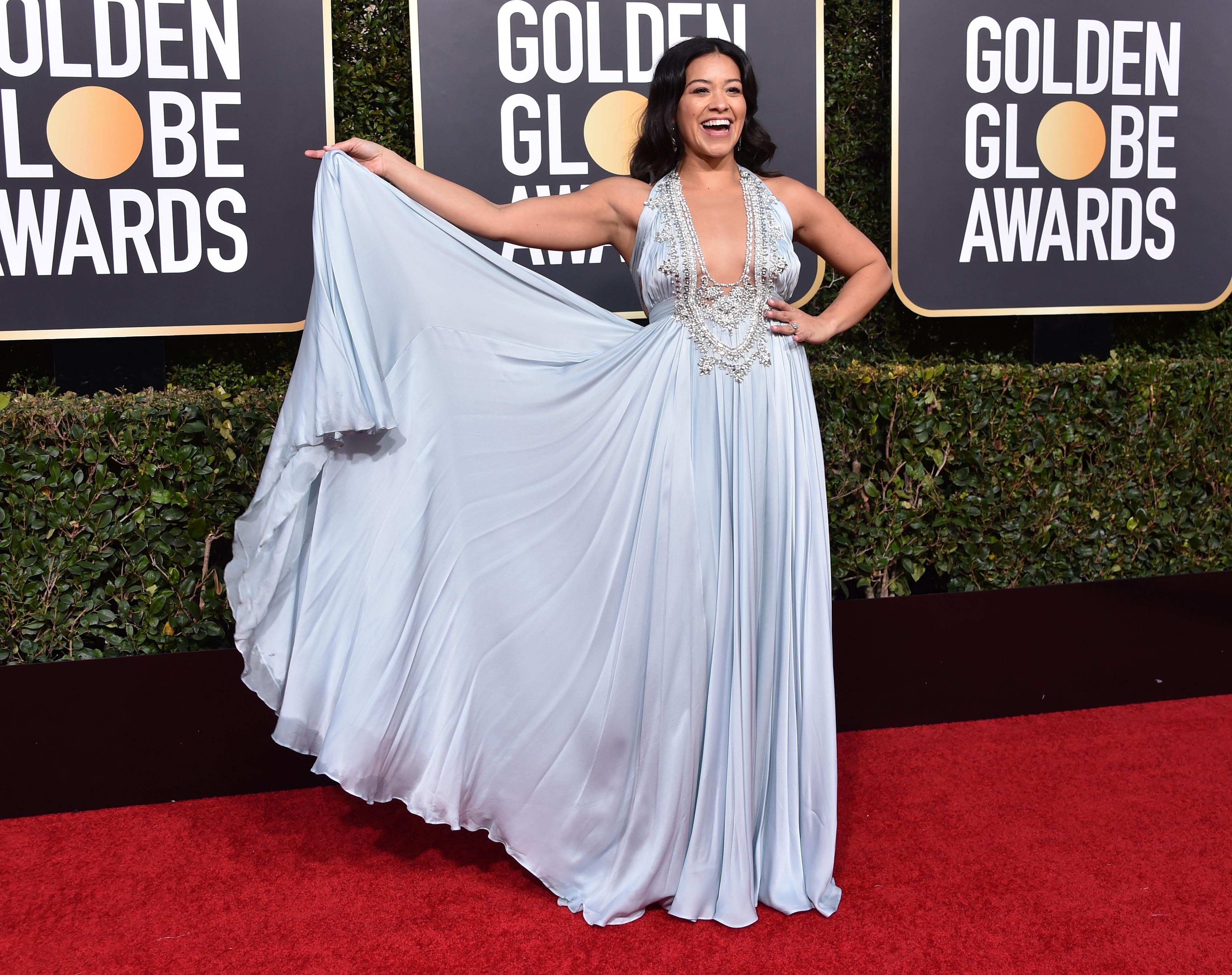 GOLDEN GLOBES: Jane The Virgin-skuespiller Gina Rodriguez viser stolt frem sin halterneck-kjole på Golden Globes-løperen i 2019.