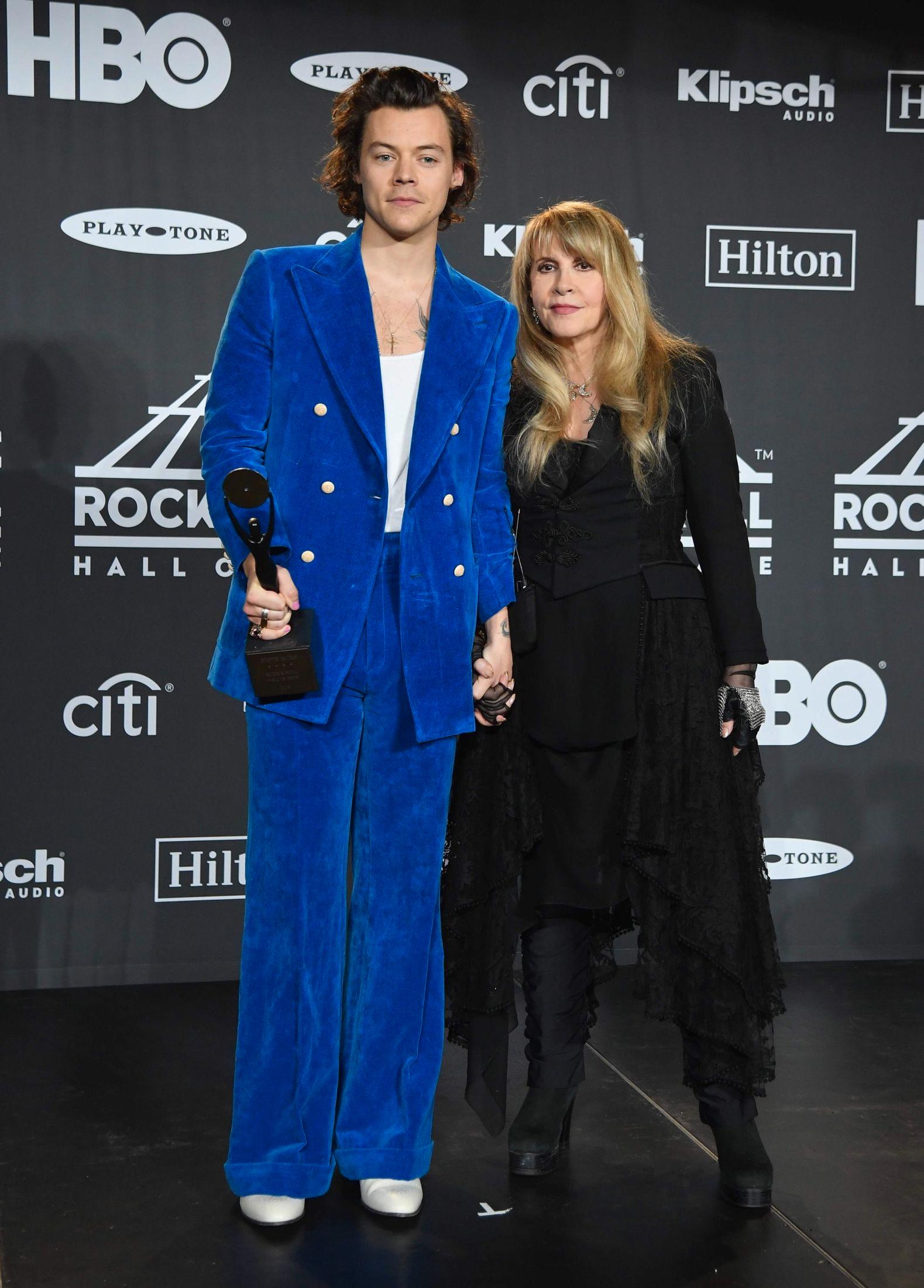 KORD-DRESS: Harry Styles i blå dress i kordfløyen i New York. Her sammen med Stevie Nicks. Foto: AFP