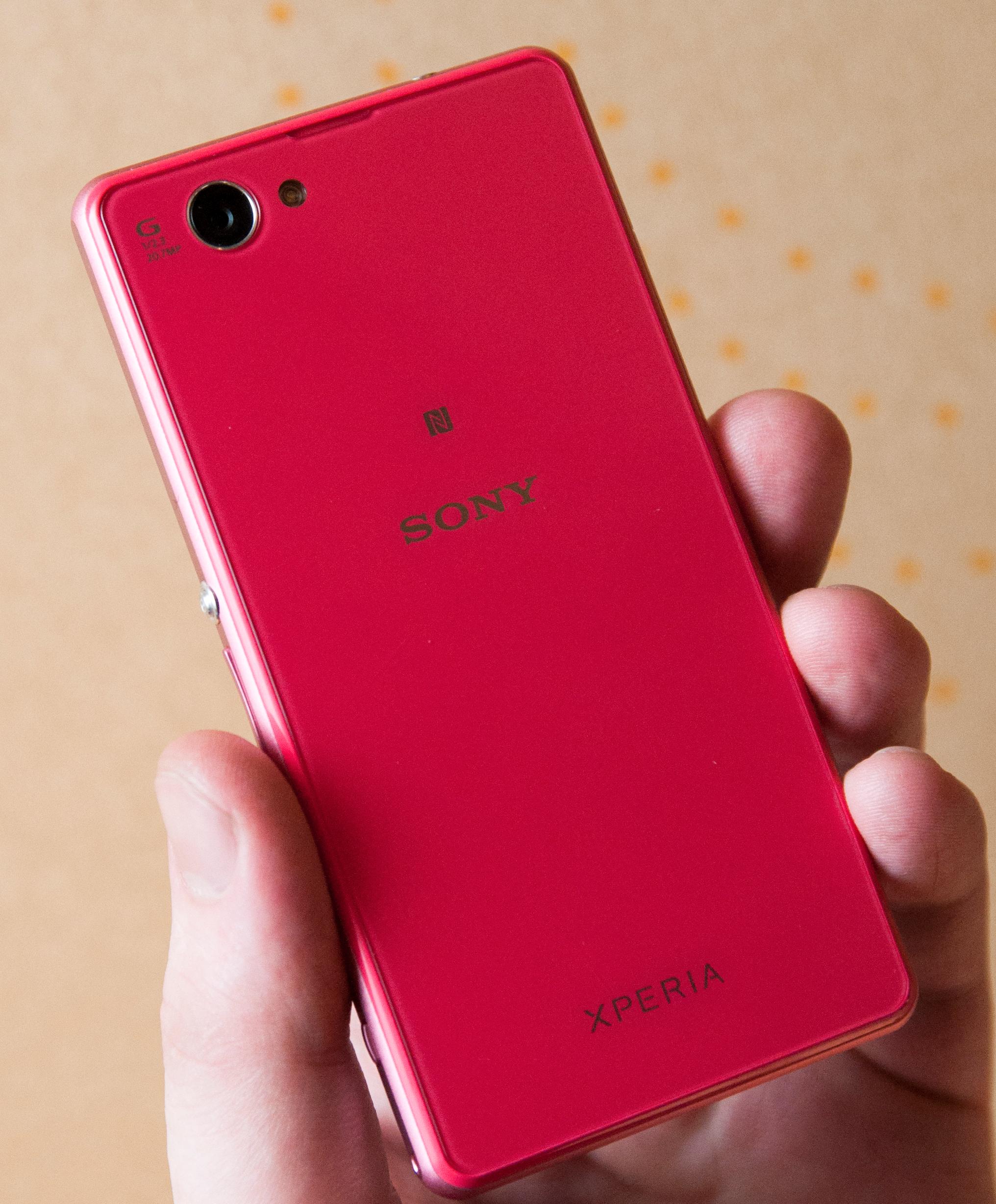 Telefoner blir ikke stort mer rosa enn denne utgaven av Sony Xperia Z1 Compact.Foto: Finn Jarle Kvalheim, Amobil.no