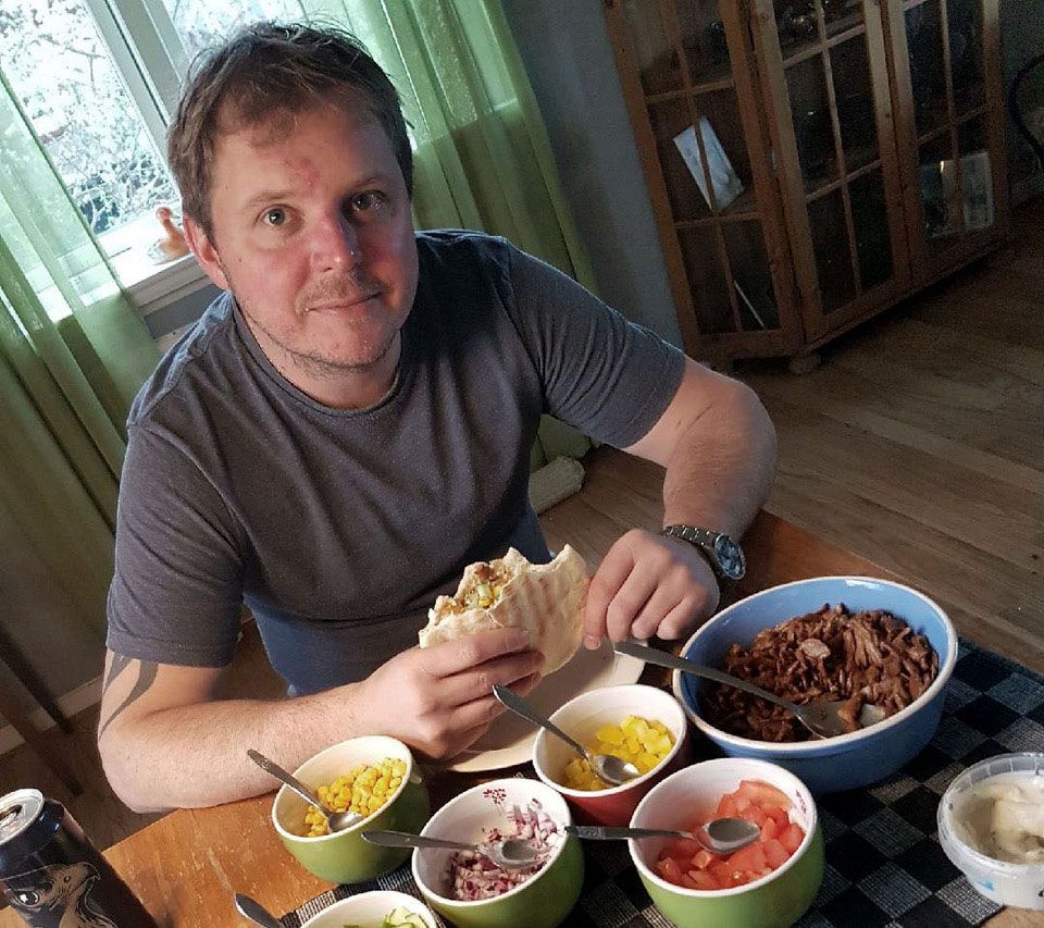 Robin Johansson, 41, har bara märkt av positiva effekter av att äta vegansk kost.