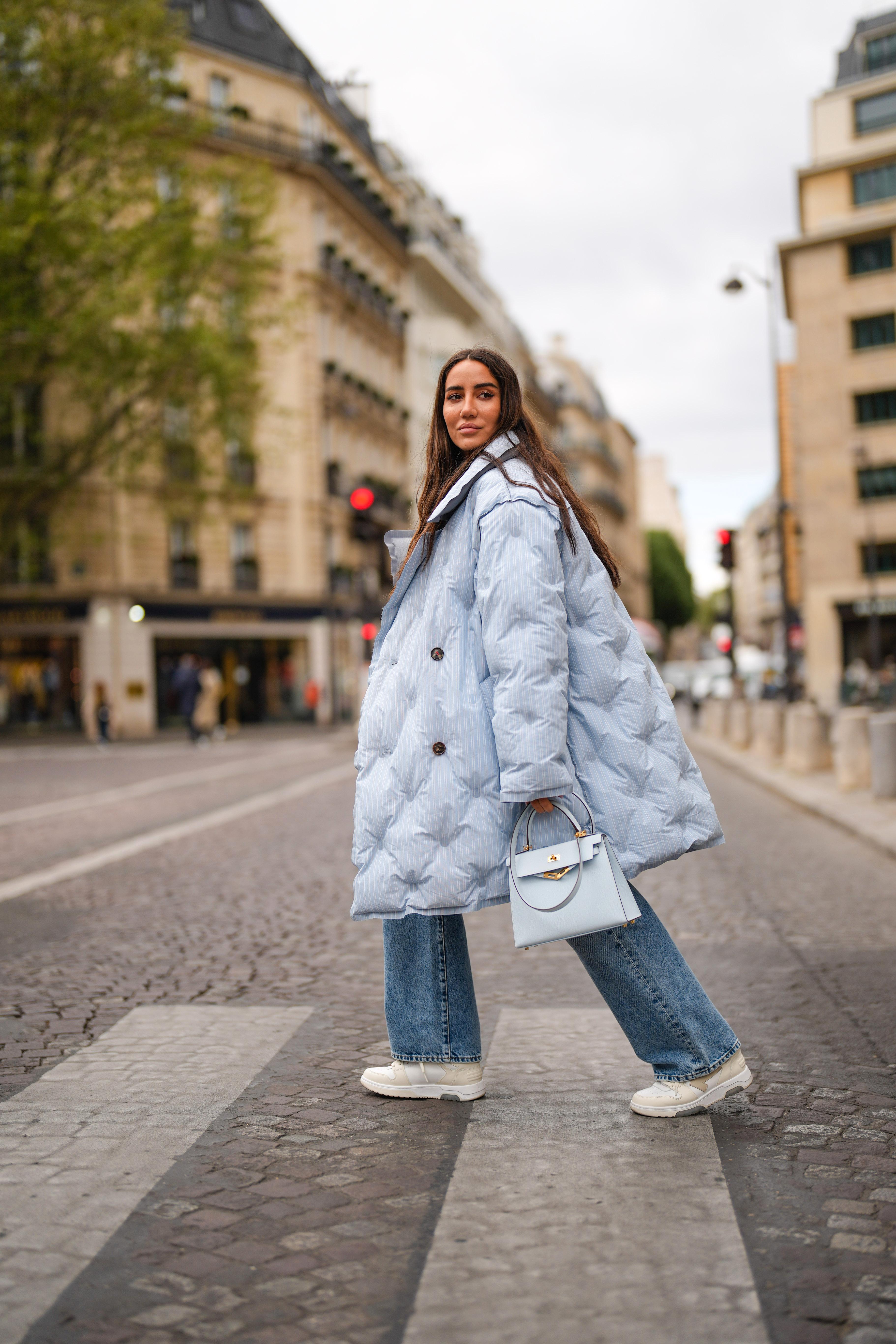 FAVORITT: Jeans er en evig klassiker i garderoben av en grunn. Influencer Tamara Kalinic kombinerer jeansen med en skikkelig luksusjakke fra Maison Margiela. 