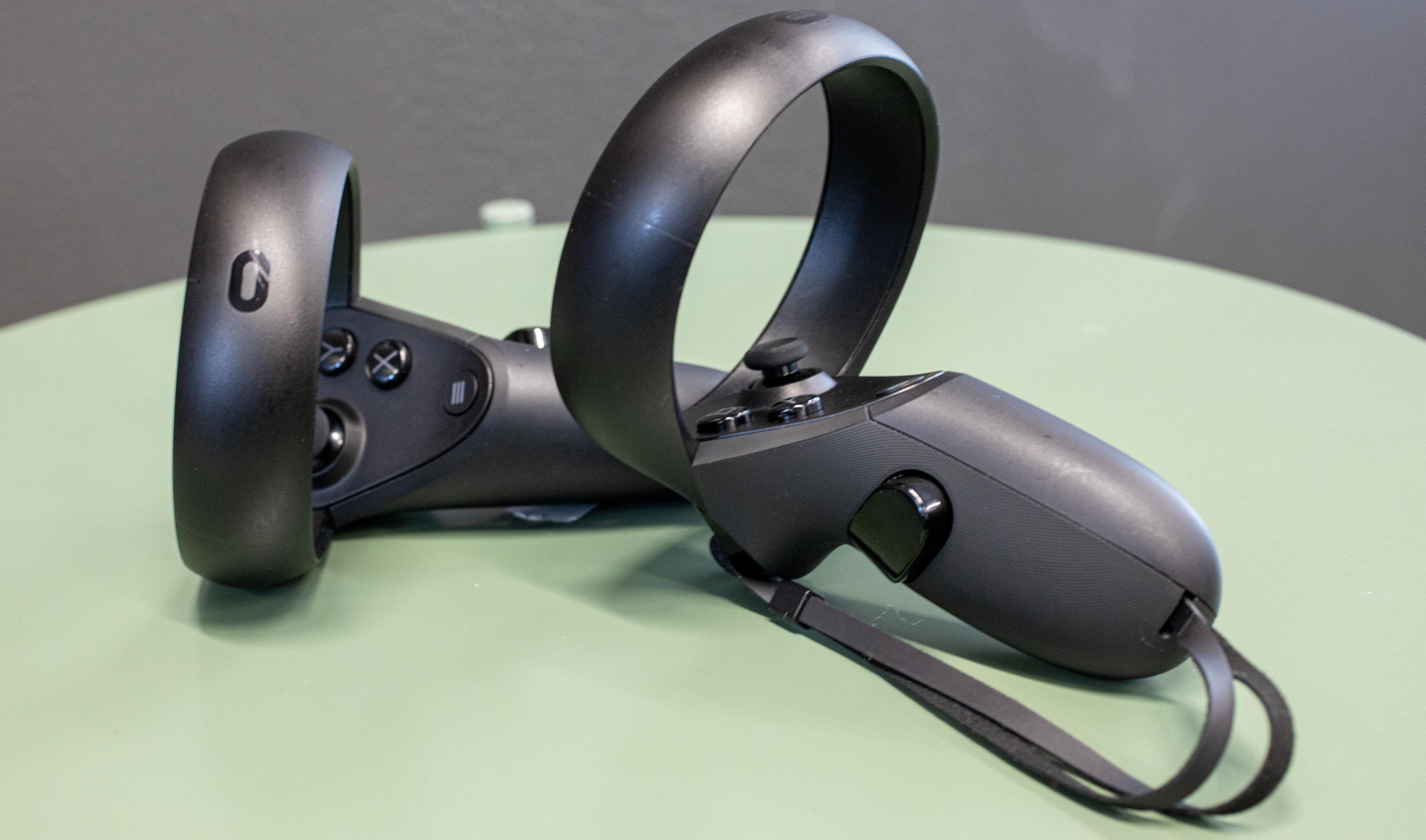 Håndkontrollerne til Oculus Quest ligner veldig på Oculus' tidligere håndkontrollere, men nå er sensorringen snudd opp. De skal tross alt spores av brillene du har på hodet, og ikke eksterne sensorer.