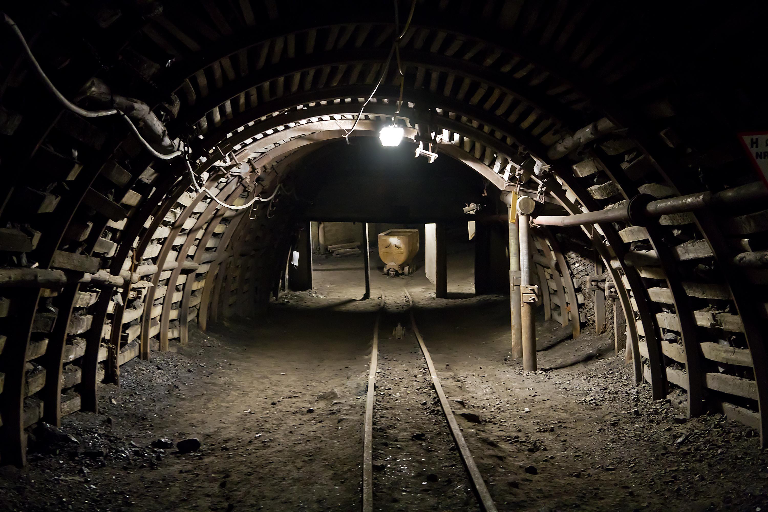 Man skaper nye bitcoin-er med «mining», gruvedrift, ved hjelp av ren maskinvarekraft.Foto: raifu/Shutterstock