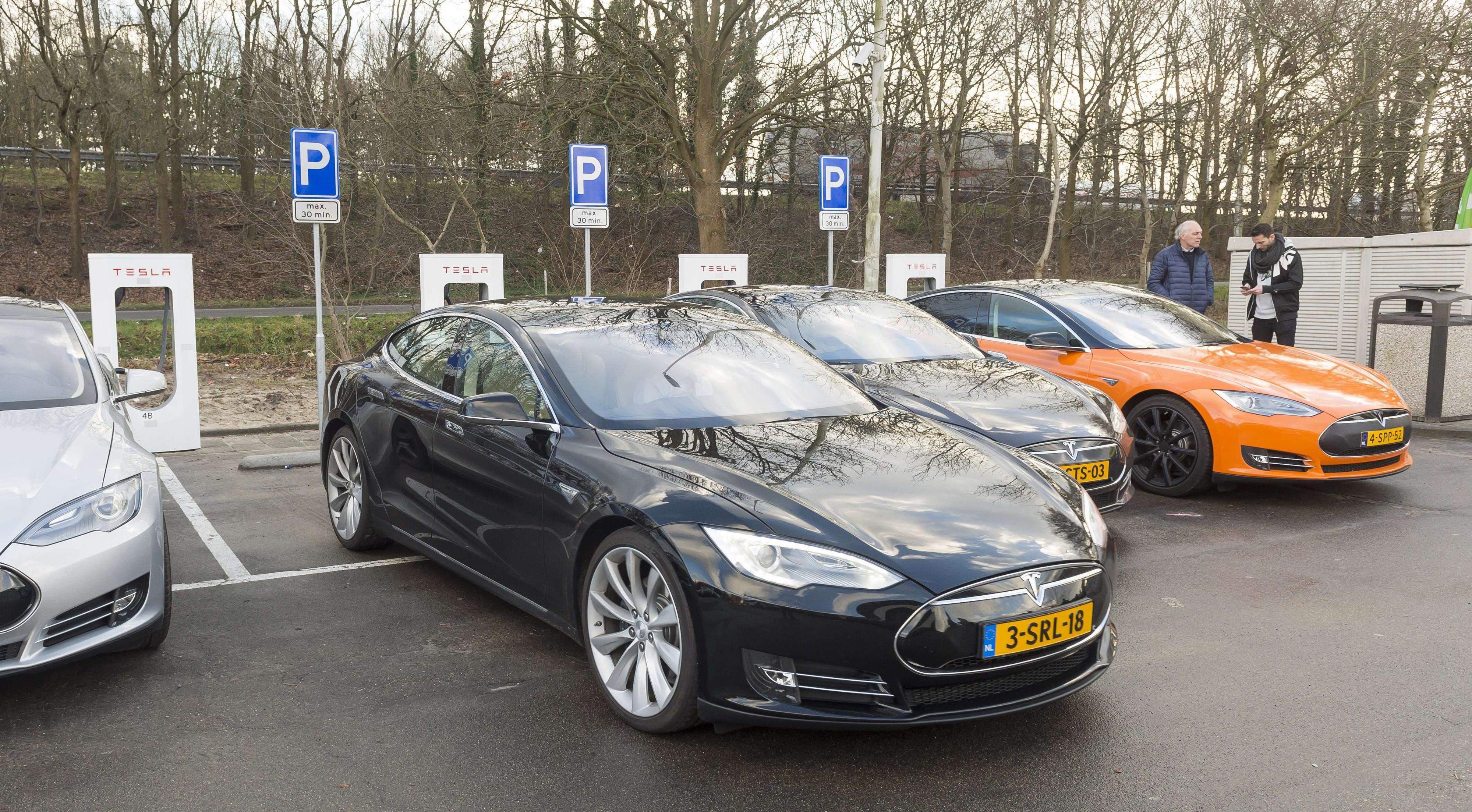 Tesla åpner nå alle sine 36 Supercharger-stasjoner i Nederland for andre elbiler. Her fra åpningen av den første stasjonen i Oosterhaut helt tilbake i 2014. 