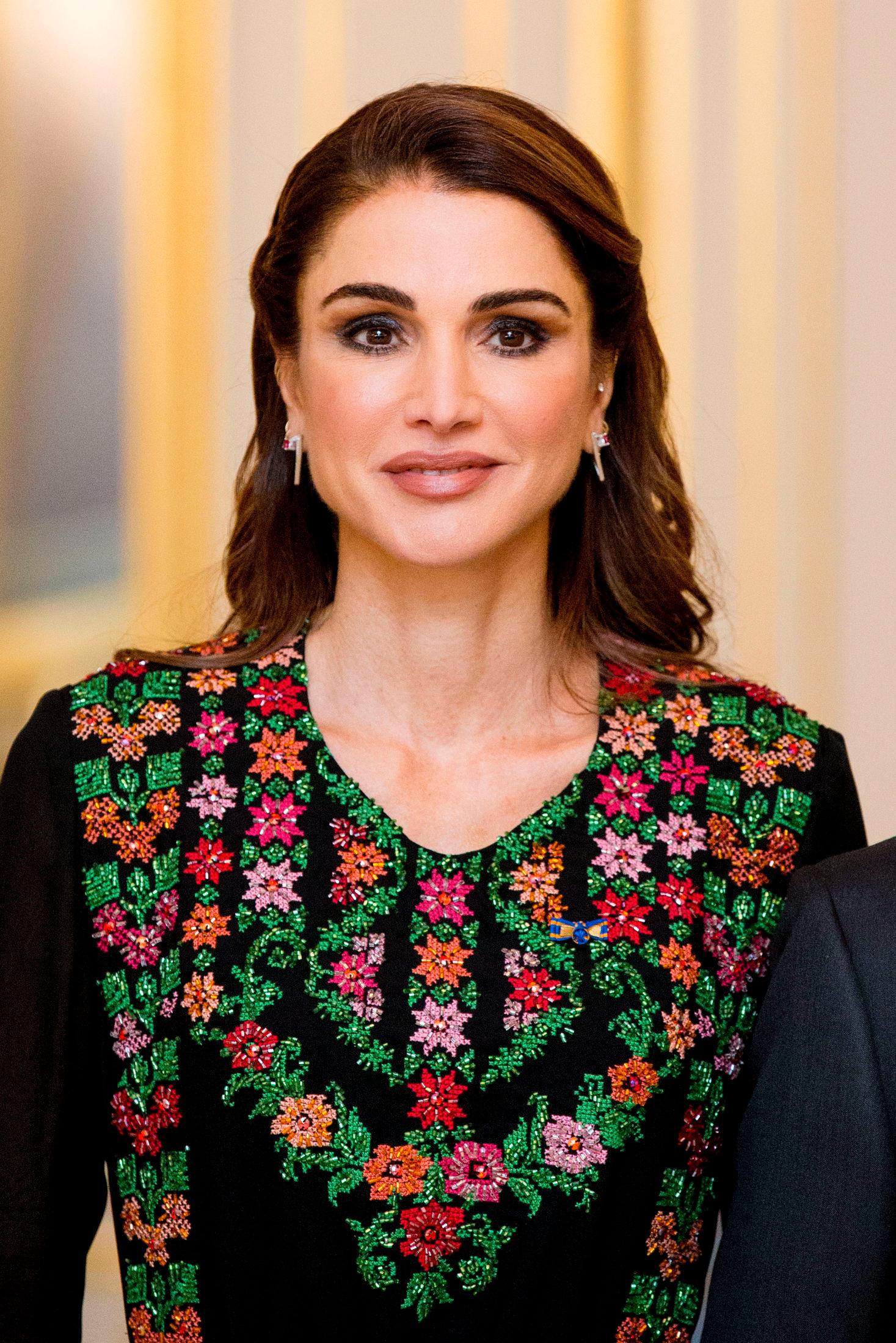 DETALJRIKT: Dronning Rania velger ofte iøynefallende detaljer på antrekkene sine. Da det kommer til styling har hun ofte sotede øyne og lett krøllet hår. Foto: Getty Images.