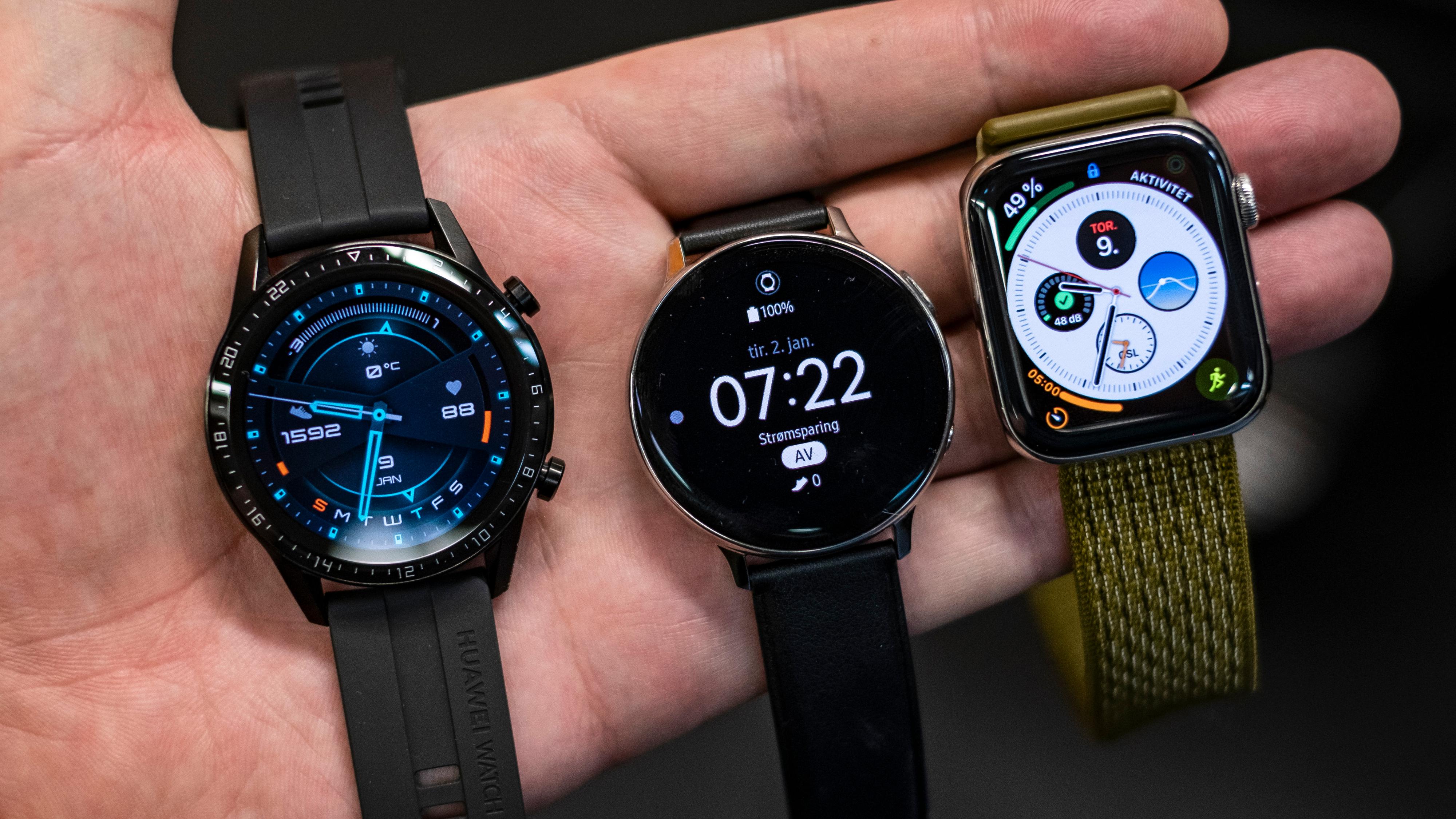 Fra venstre: Huawei Watch GT2, Samsung Watch Active 2 og Apple Watch series 5. De to konkurrentene er nesten dobbelt så dyre som Huaweis klokke, men de er også litt smartere.