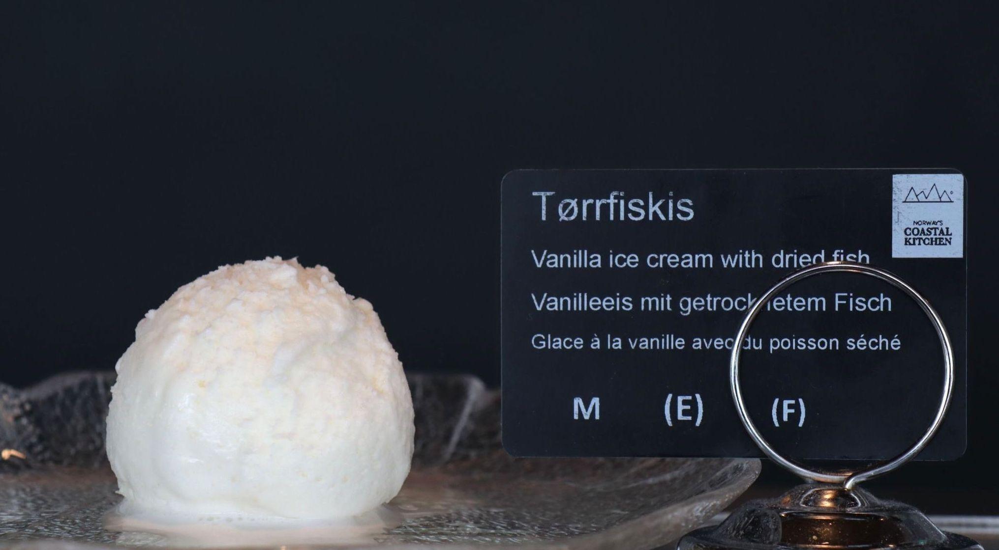 ORIGINALT: Har du alltid drømt om en iskremkombinasjon av vanilje og tørrfisk, kan du prøve det om bord på Hurtigruten. Foto: Rune Hornnes/Hurtigruten