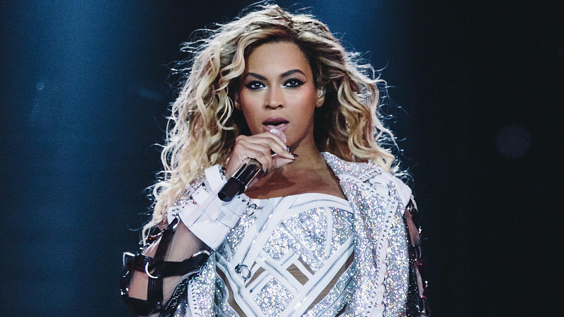 RÅ STIL: Beyonce er ikke akkurat kjent for å spare på kruttet på scenen - kanskje vi vil se noe av den samme råskapen i kleskolleksjonen? Foto: NTB Scanpix