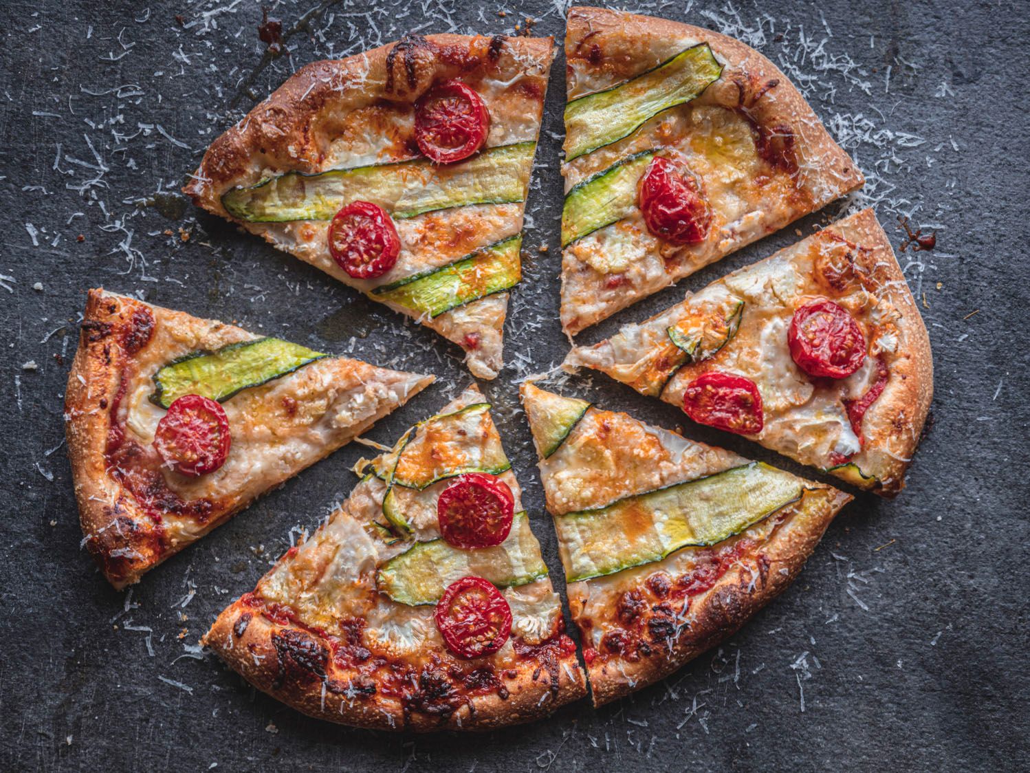 Vegetarisk pizza med squash.