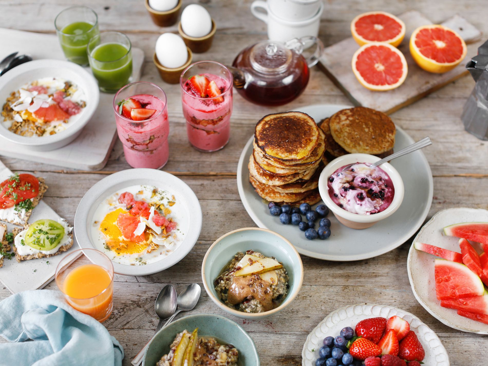 Lyxa till helgen med en riktig brakfrukost. Här finns allt du kan önska med overnight oats, havreplättar, smoothie och yoghurt med äppelkompott.