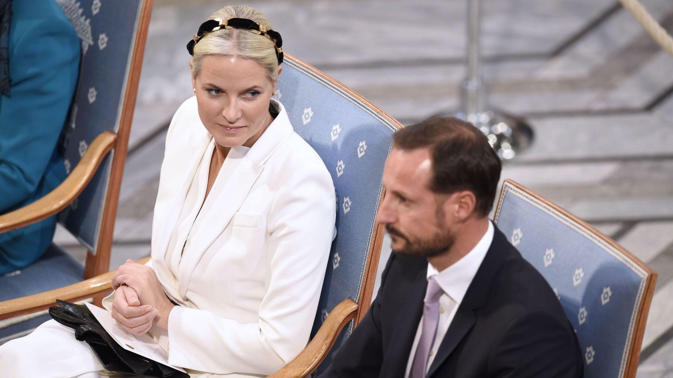 STILRENT: Kronprinsesse Mette-Marit i hvit drakt med sort tilbehør på Nobel-seremonien i rådhuset. Her sammen med kronprins Haakon. Foto: NTB Scanpix