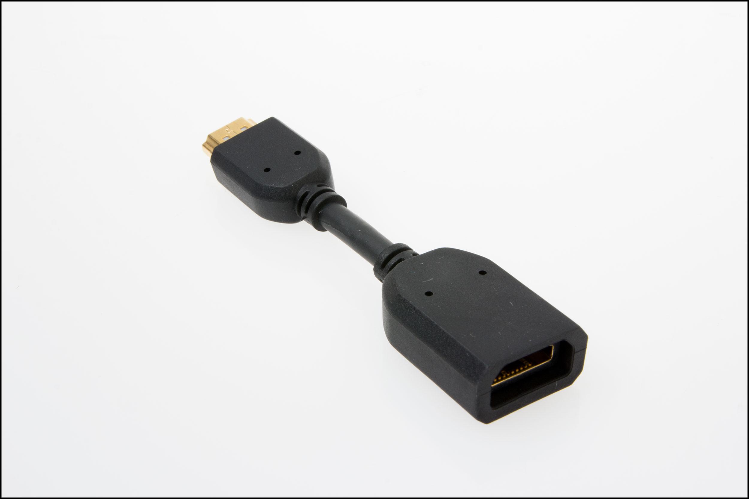 Siden Chromecast er noe bred, følger det med en liten HDMI-forlenger. Da er det ikke noe problem om kontaktene på TV-en din står tett.Foto: Jørgen Elton Nilsen, Hardware.no