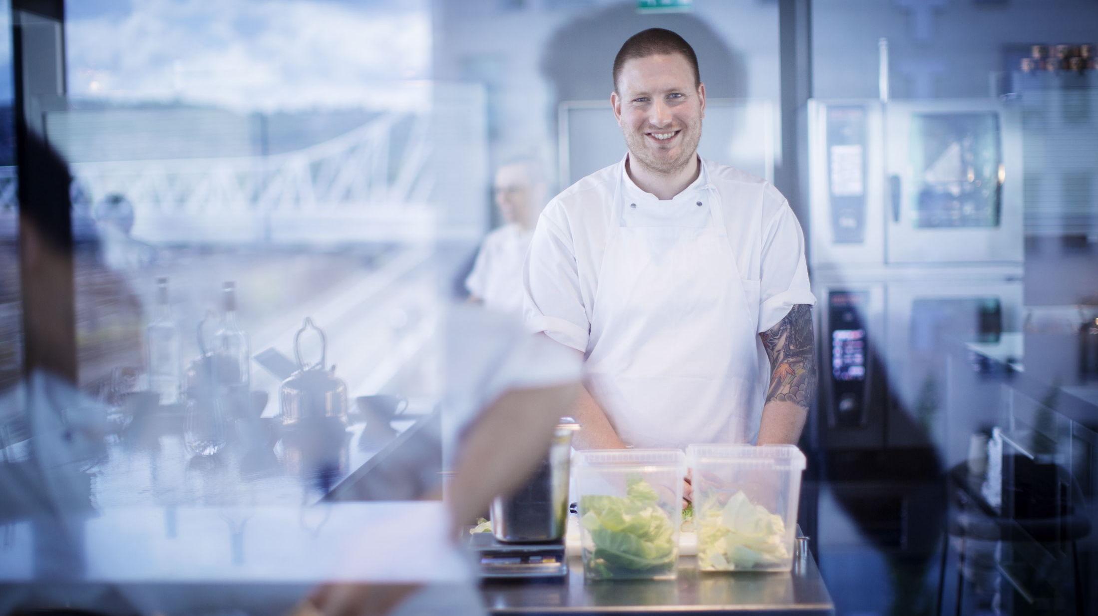 STJERNE: Esben Holmboe Bang er kjøkkensjef på restauranten Maaemo som har to stjerner i Michelin-guiden. På restaurantkjøkkenet har han full kontroll. Foto: Kyrre Lien/VG