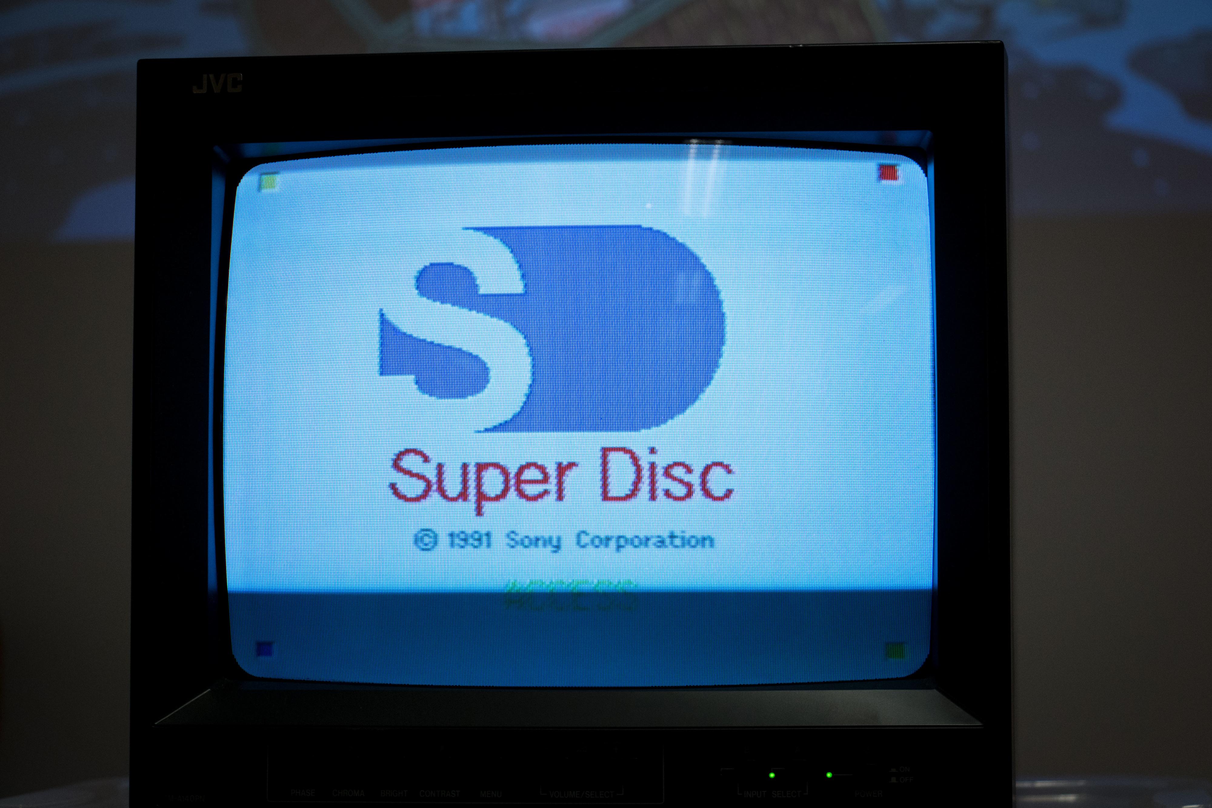 Skrur man på konsollen med Boot-kasetten i, lyser den klassiske Super Disc-logoen opp, før en generisk meny dukker opp.