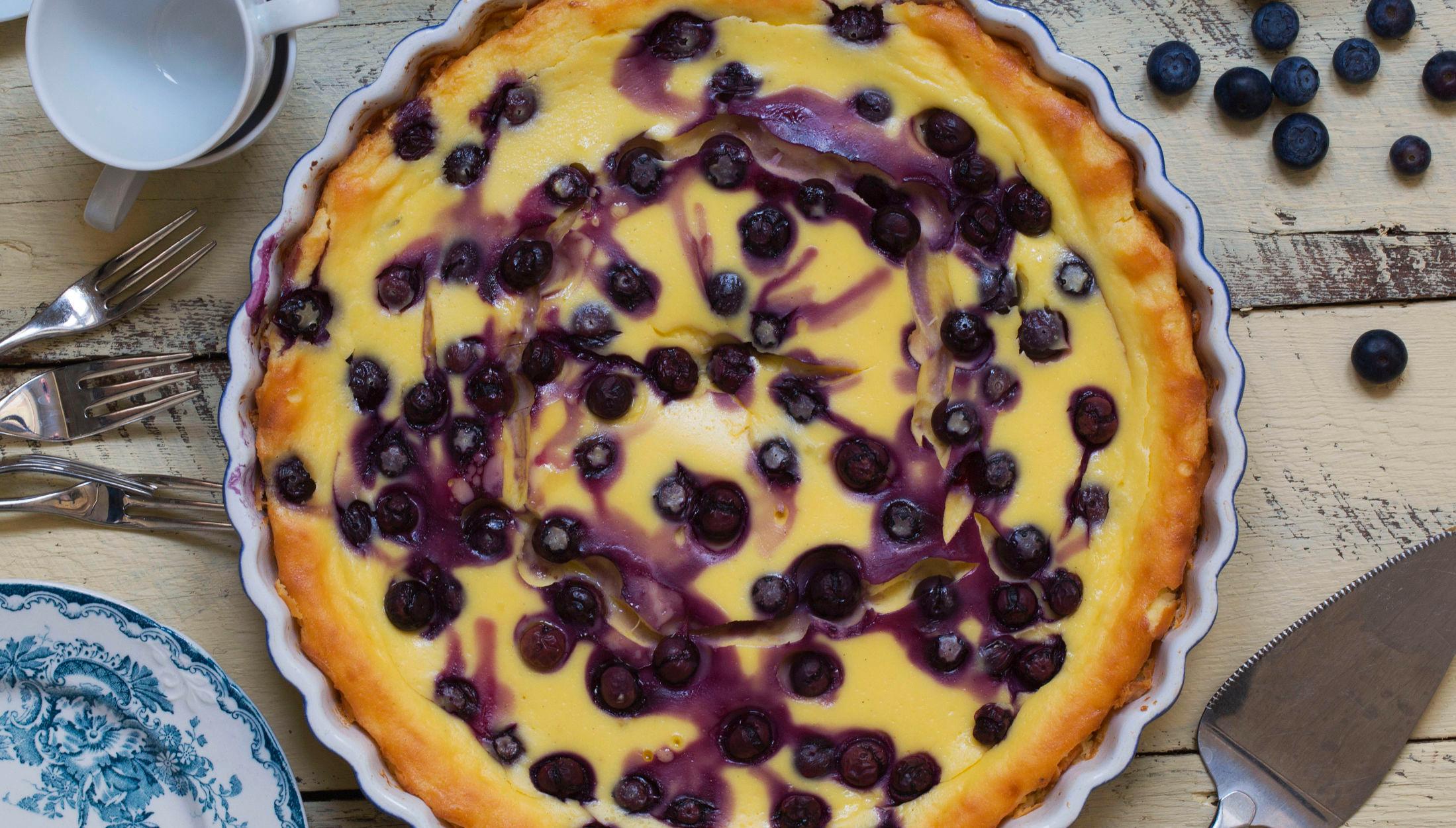 HØSTGODT: En superenkel, ovnsbakt ostekake er en av de beste måtene å servere høstens blåbær på - kaken er like god med plommer og epler også. Foto: Aicha Bouhlou.