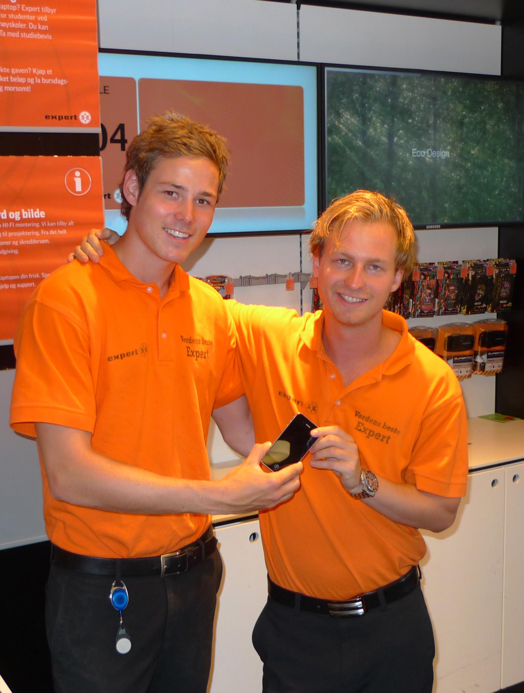 Kristian W. Olsen til venstre og Espen Hofseth fra Expert Klingenberg ser frem til å selge Iphone 4 på lanseringskvelden.