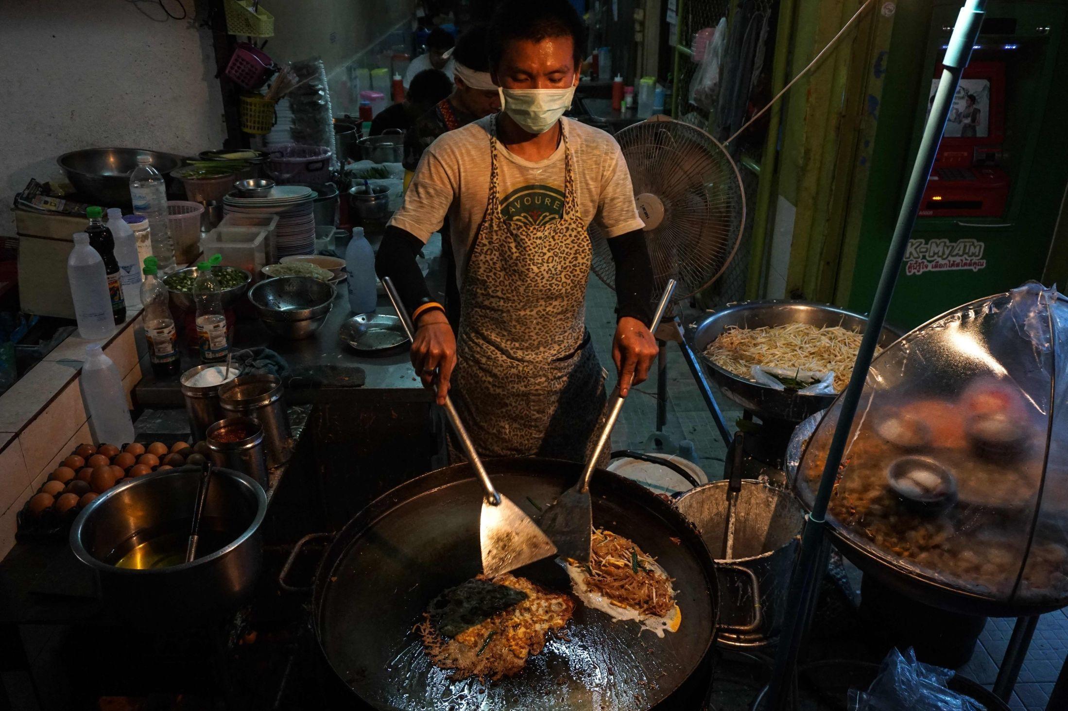 KJENT SYN: Gatemat tilberedes i Phrakanong-distriktet i Bangkok. Foto: Lillian Suwanrumpha/AFP