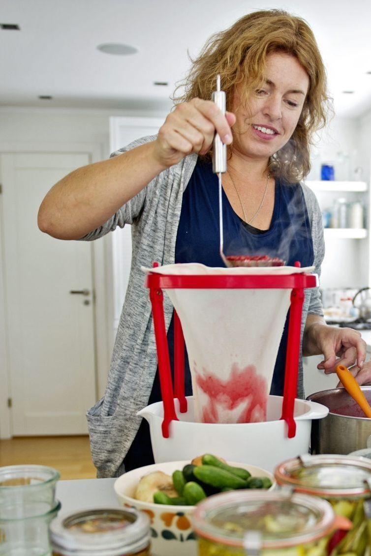 BRINGEBÆRFAN: Matblogger og kokebokforfatter Ina-Janine Johnsen lager både syltetøy og kaker av bringebær. Foto: Eivind Griffith Brænde/VG