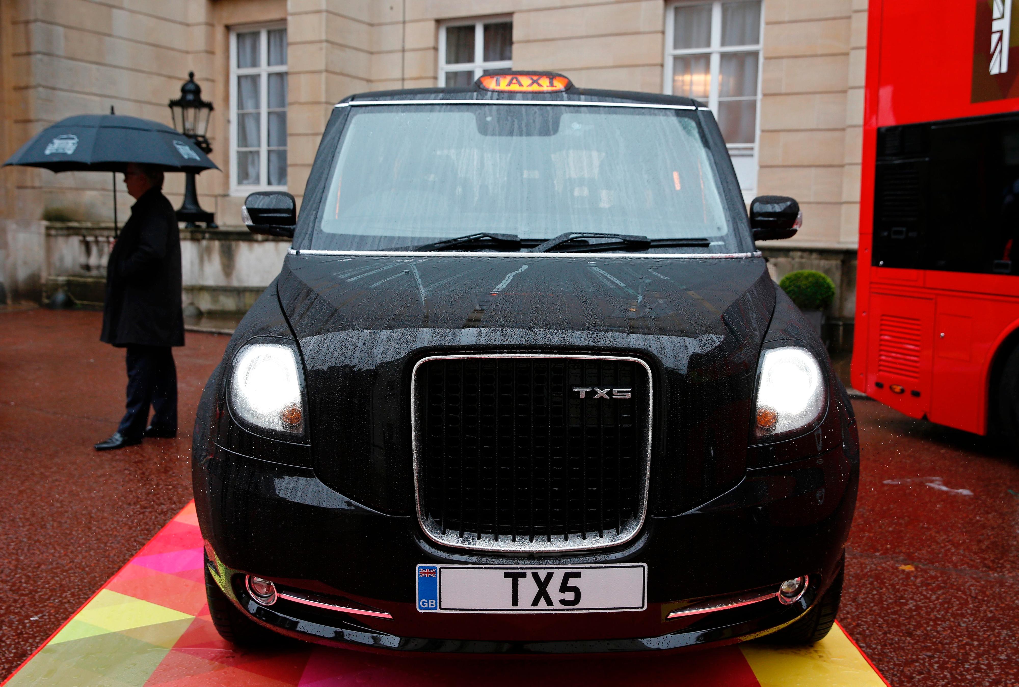 Britenes nye hybridtaxi TX5 tar over for de rene fossilbilene.