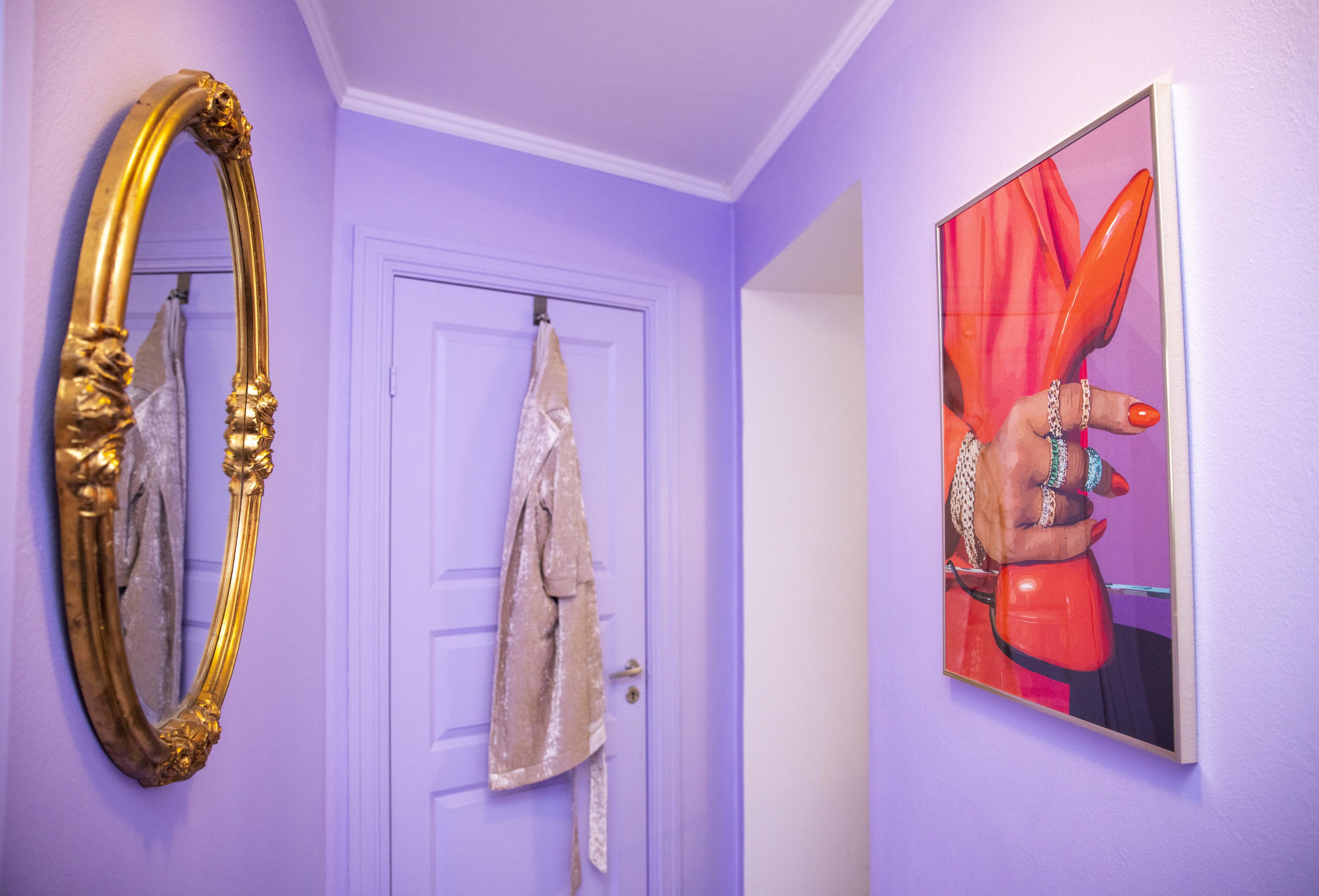 LAVENDEL: Gangen er malt i lavendel for å være en naturlig overgang mellom den blå stuen og den rosa garderoben.