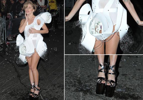 BOBLET OVER: Lady Gagas hvite minikjole er ikke bare laget av stoff, men også av såpeboblemaskiner. Foto: NTB Scanpix