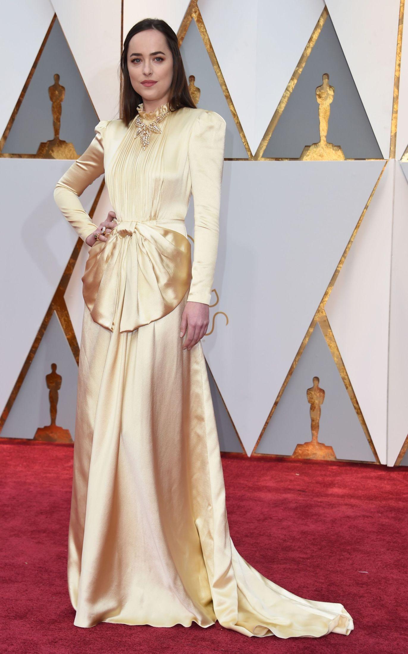 80-TALLET: Dakota Johnson hadde på seg en silkekjole fra Gucci med tydelige referanser til 80-tallet. Foto: NTB scanpix