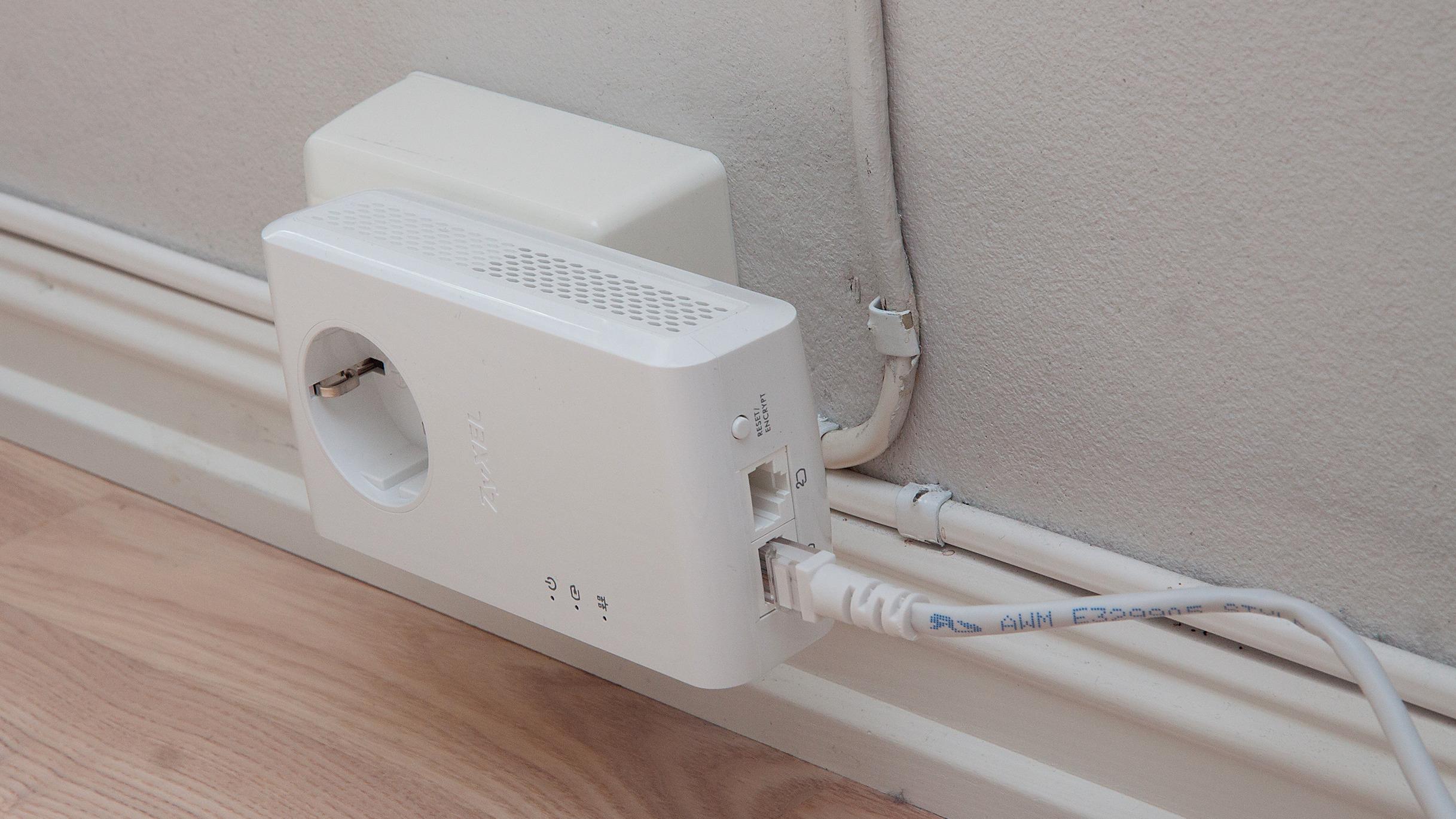 En powerline- eller HomePlug-adapter gjør at du kan bruke strømnettet som distribusjonsplattform for nettverket hjemme. 
