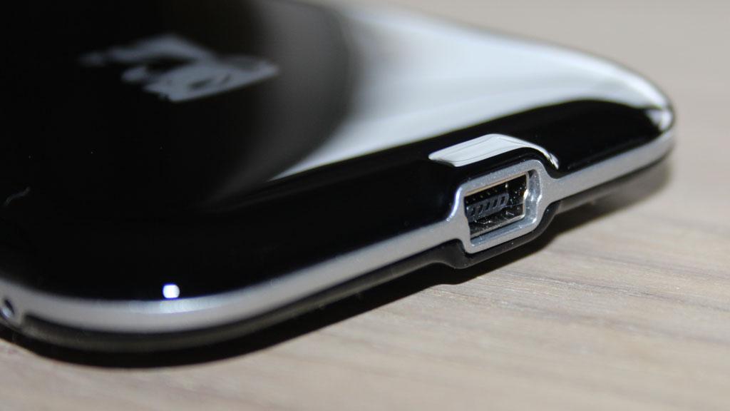 Kingston tviholder på Mini-USB, mens mobilverdenen for lengst har gått bort fra denne standarden.Foto: Espen Irwing Swang, Amobil.no
