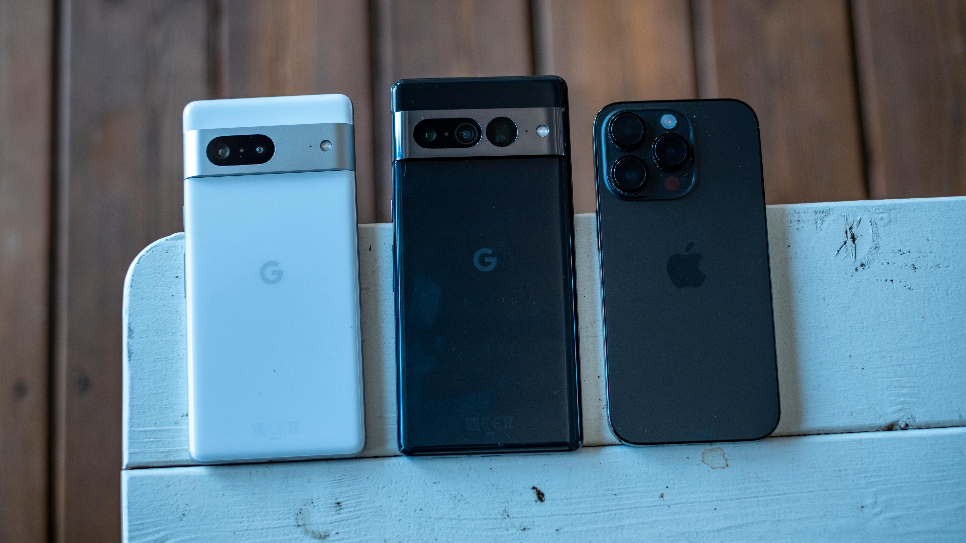 Fra venstre; Pixel 7, Pixel 7 Pro og iPhone 14 Pro.