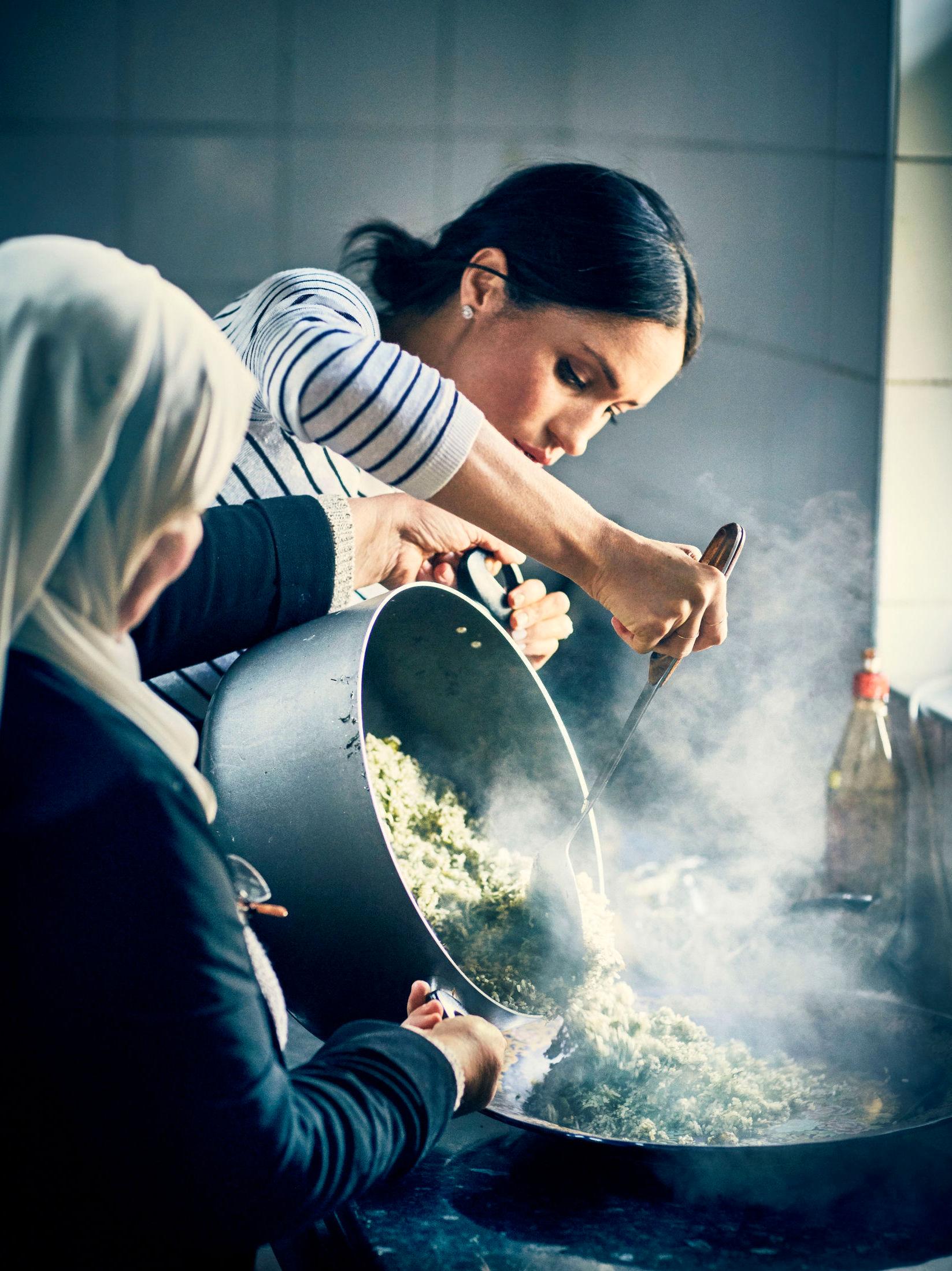 STØTTER PROSJEKTET: Meghan Markle har skrevet forordene i kokeboken «Together: Our Community Cookbok». Foto: Jenny Zarins/Det britiske kongehuset/Reuters
