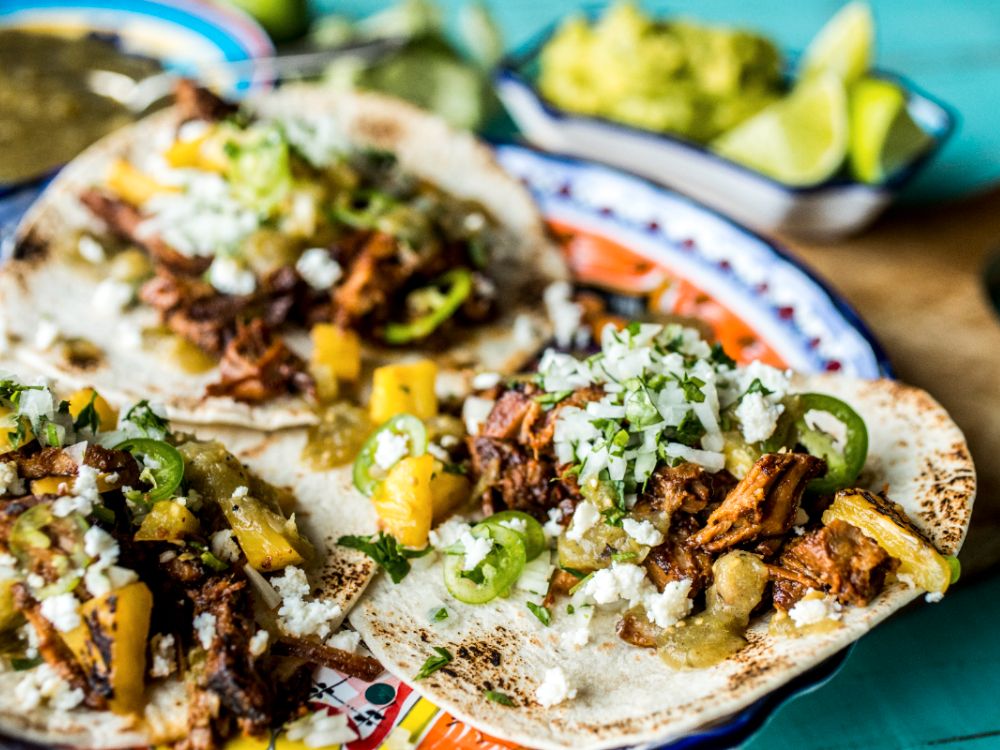 Bjud på autentiska mexikanska tacos med fläskkarré och ananas.