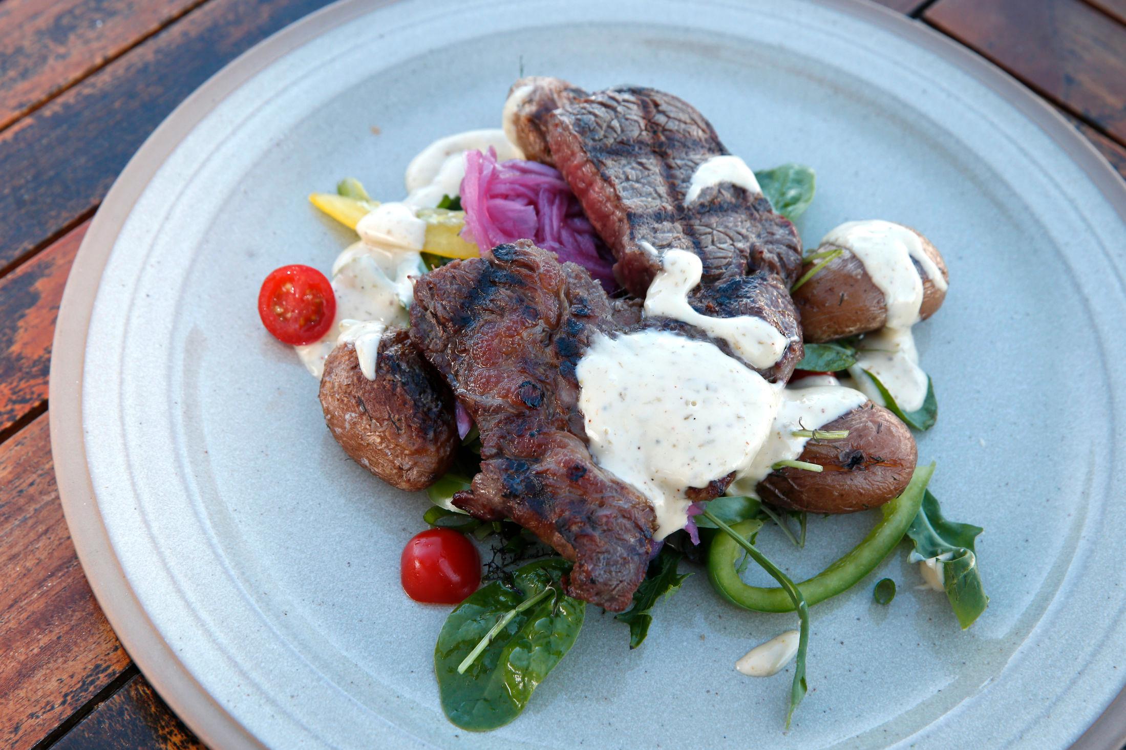 HELT ENKELT: Entrecôte med chilibearnaise og salat. Foto: Trond Solberg/VG