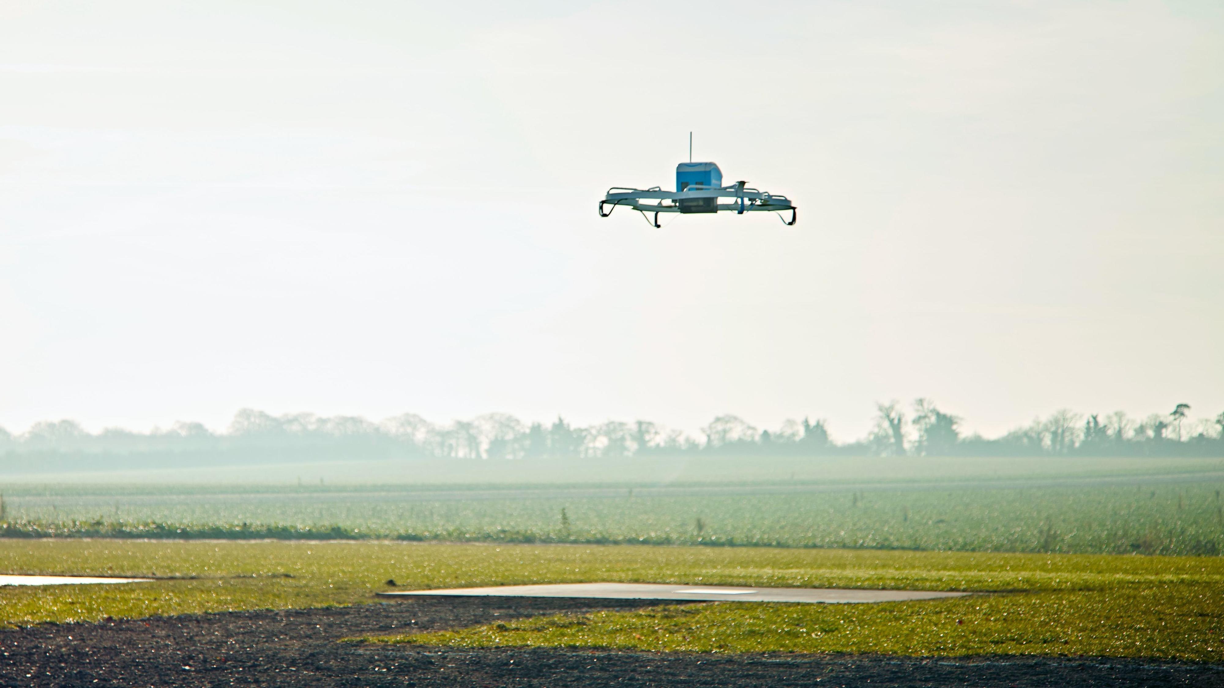 Her leverer Amazon sin første pakke med drone