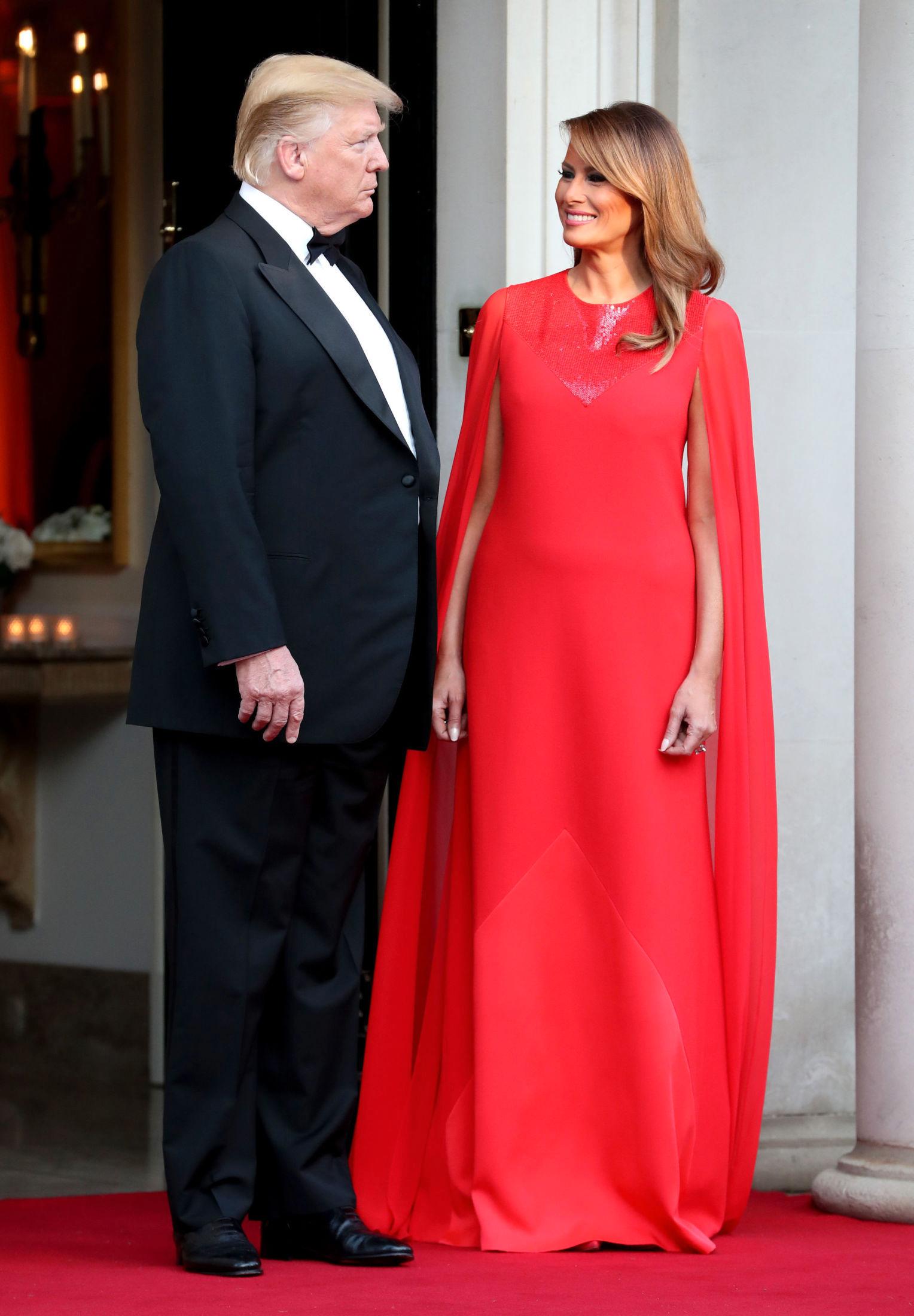 LUKSUS: Donald Trump i smoking og kona Melania Trump i kjole fra Givenchy. Foto: Pa Photos