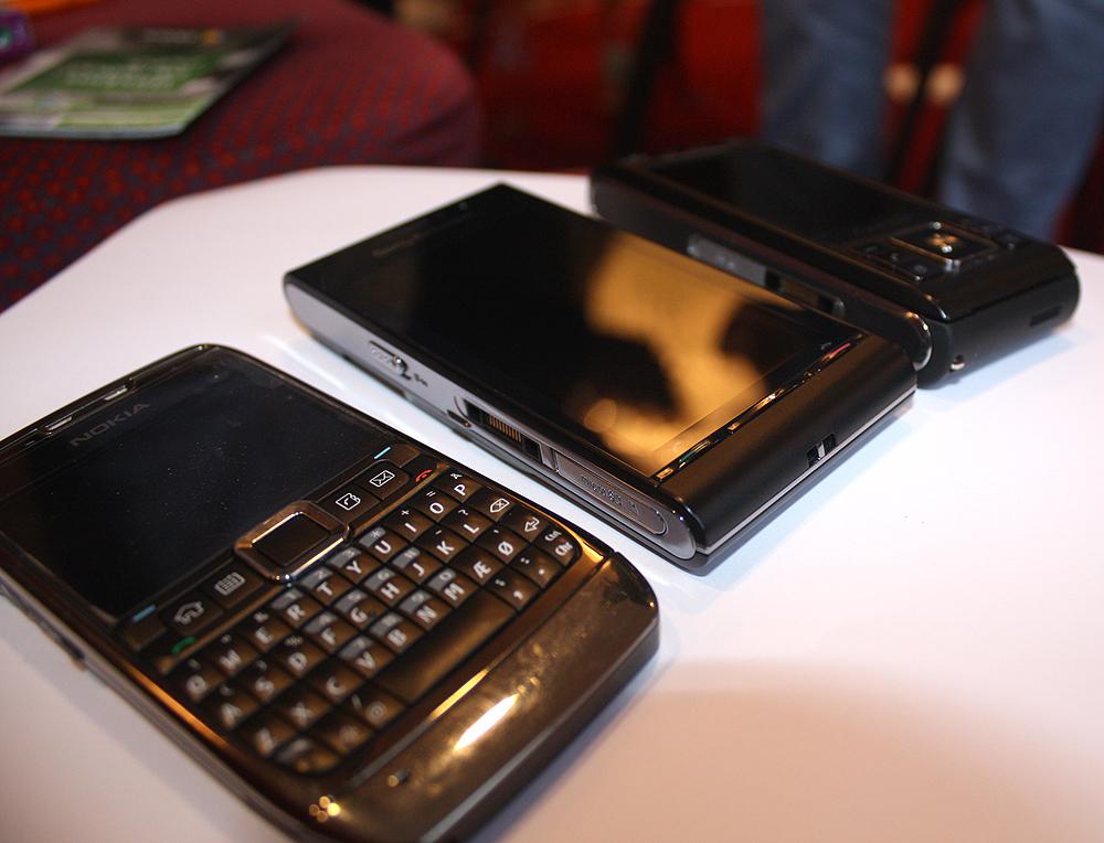 Kameradelen på Idou gjør at telefonen blir tjukkere enn for eksemepl Nokia E71 (nærmest).