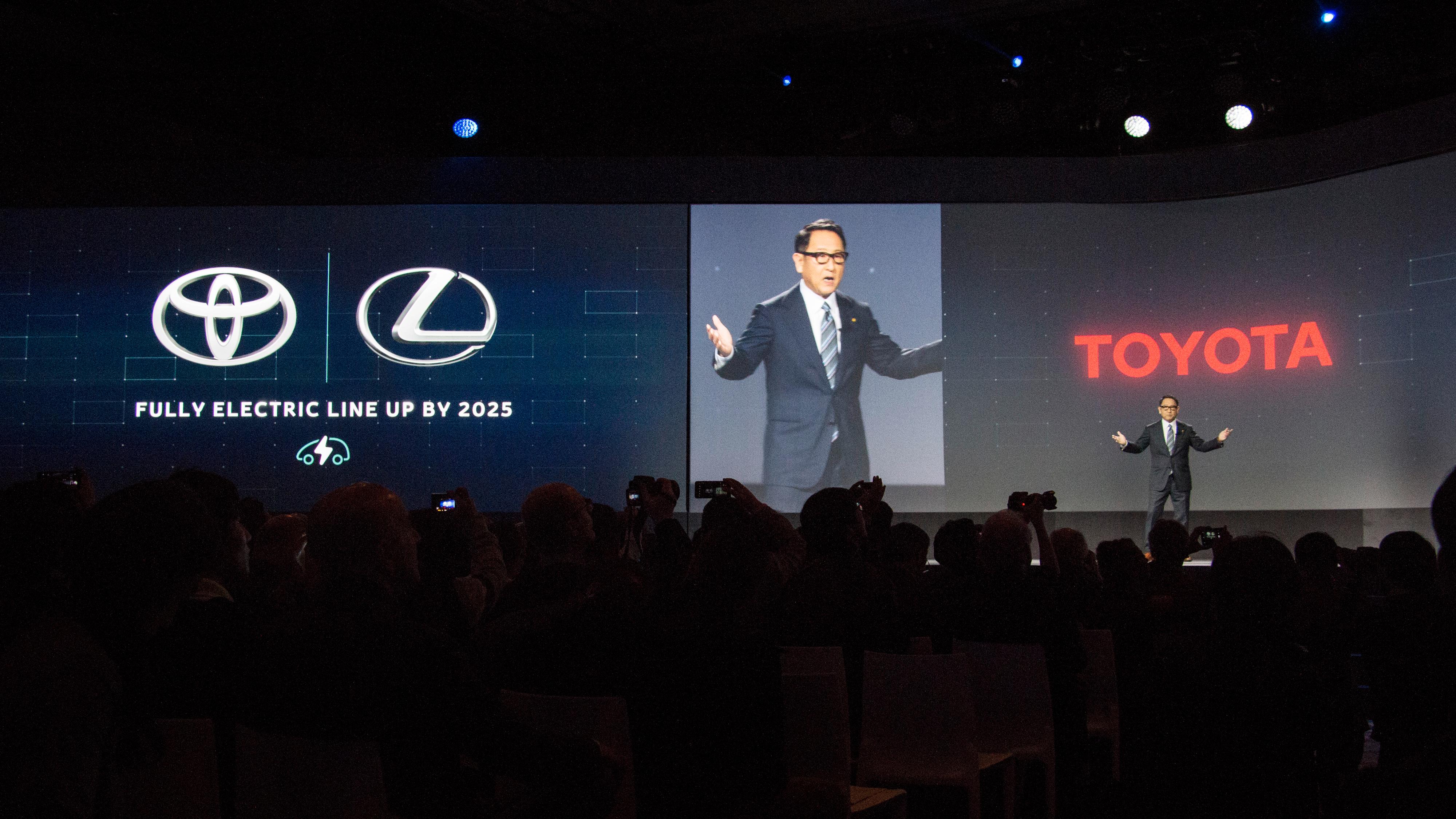 Toyota-sjef Agio Toyoda har varslet at hele Toyota- og Lexus-porteføljen skal være elektrifisert innen 2025. Også de jobber med solid state-batterier.