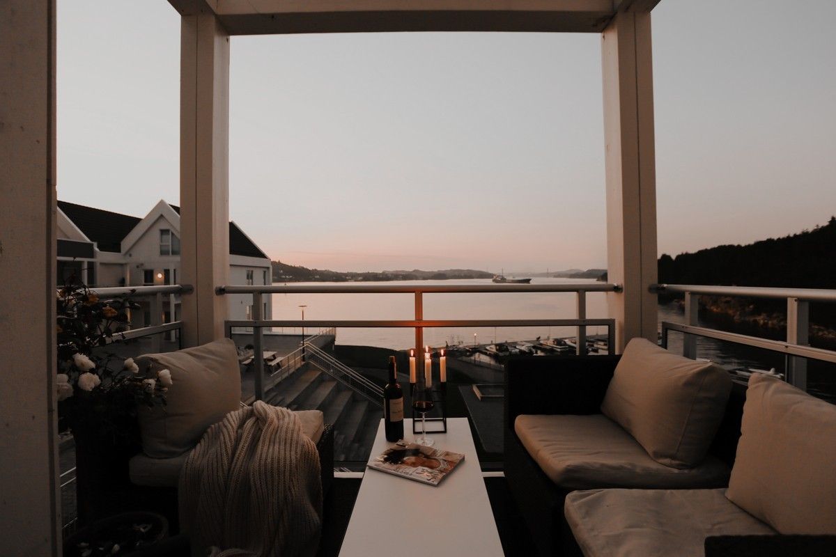 BALSAM FOR SJELEN: På verandaen kan du nyte vakre solnedganger med lyden av bølgeskvulp.