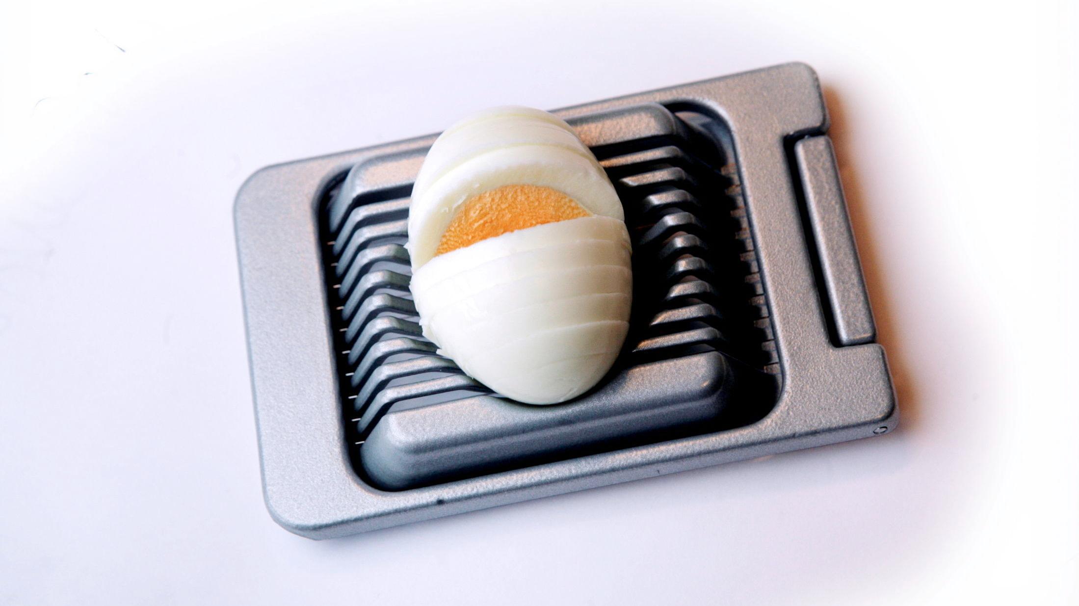 NYTTIG: Denne kan brukes til mer enn å dele egg. Sjekk flere smarte tips og triks under. Foto: Annemor Larsen/VG