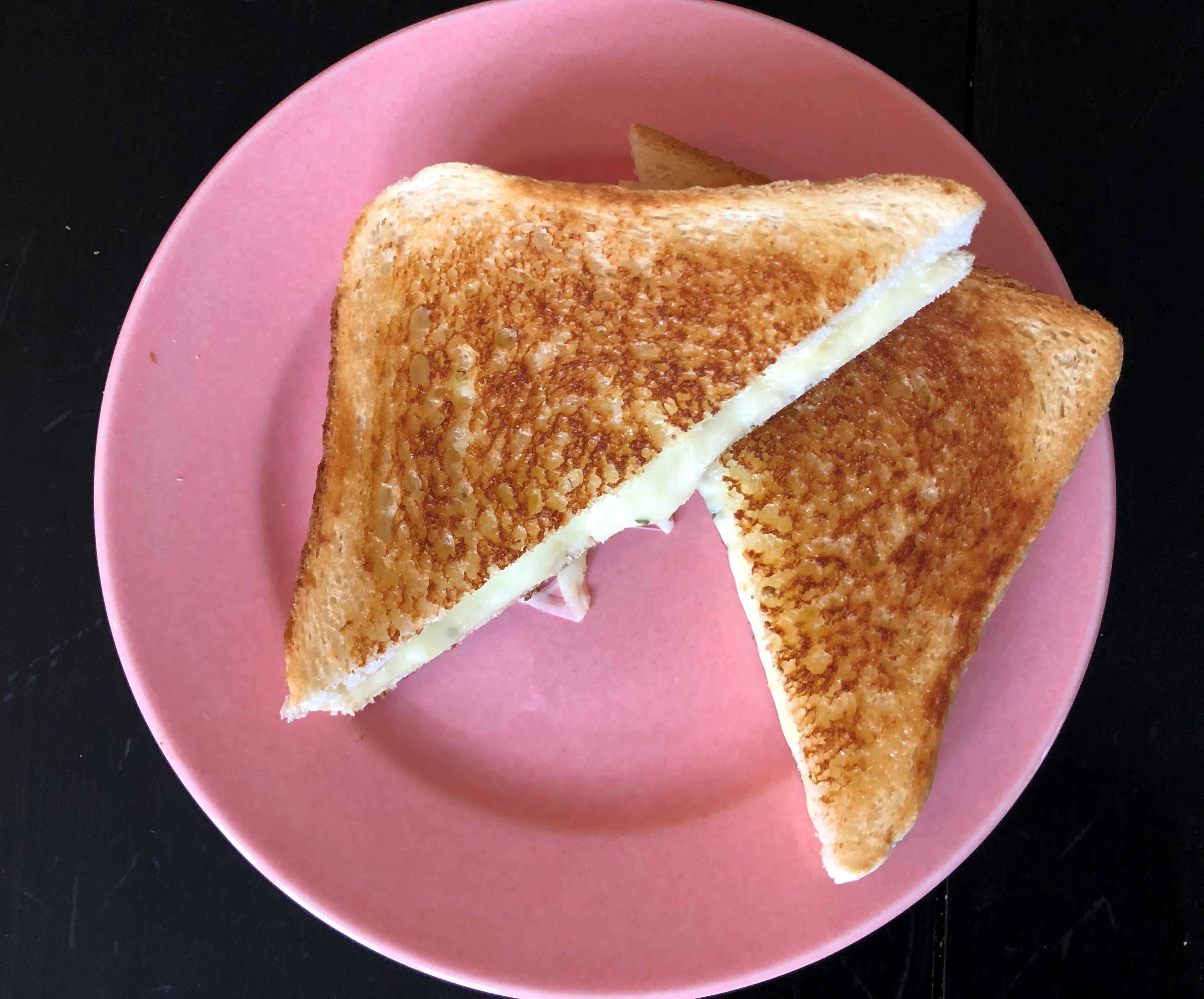 KOSEMAT: Enten du sverger til en enkel gulost-variant, eller ønsker å blande andre mer smaksrike oster inn i bildet. Ingen kan nekte for det: ostesmørbrød er deilig!