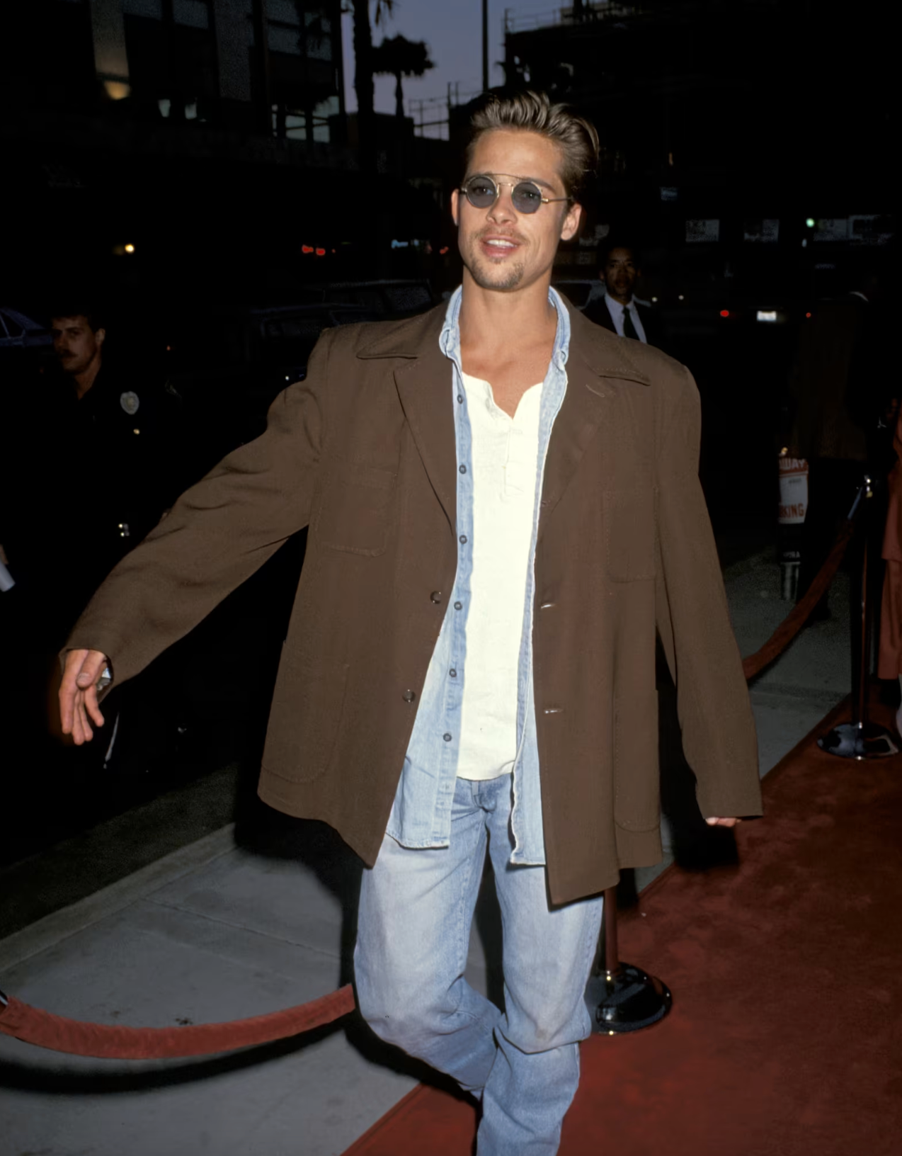 IKON: Brad Pitts stil på 90-tallet er noe vi definitivt kan stille oss bak. Dobbel denim, runde briller og blazer er like aktuelt i dag som det var da. 