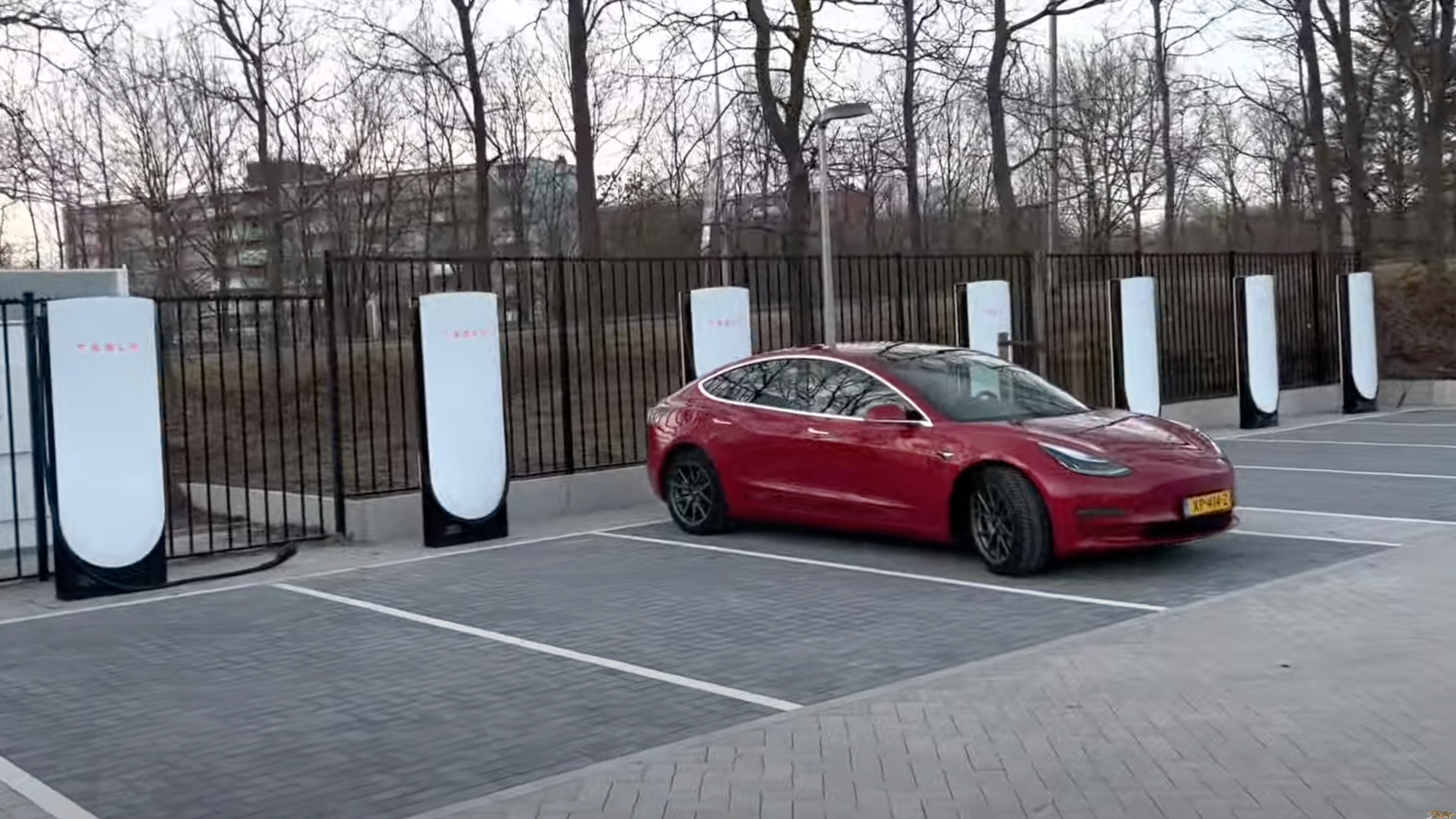 Teslas Supercharger V4 er ferdig
