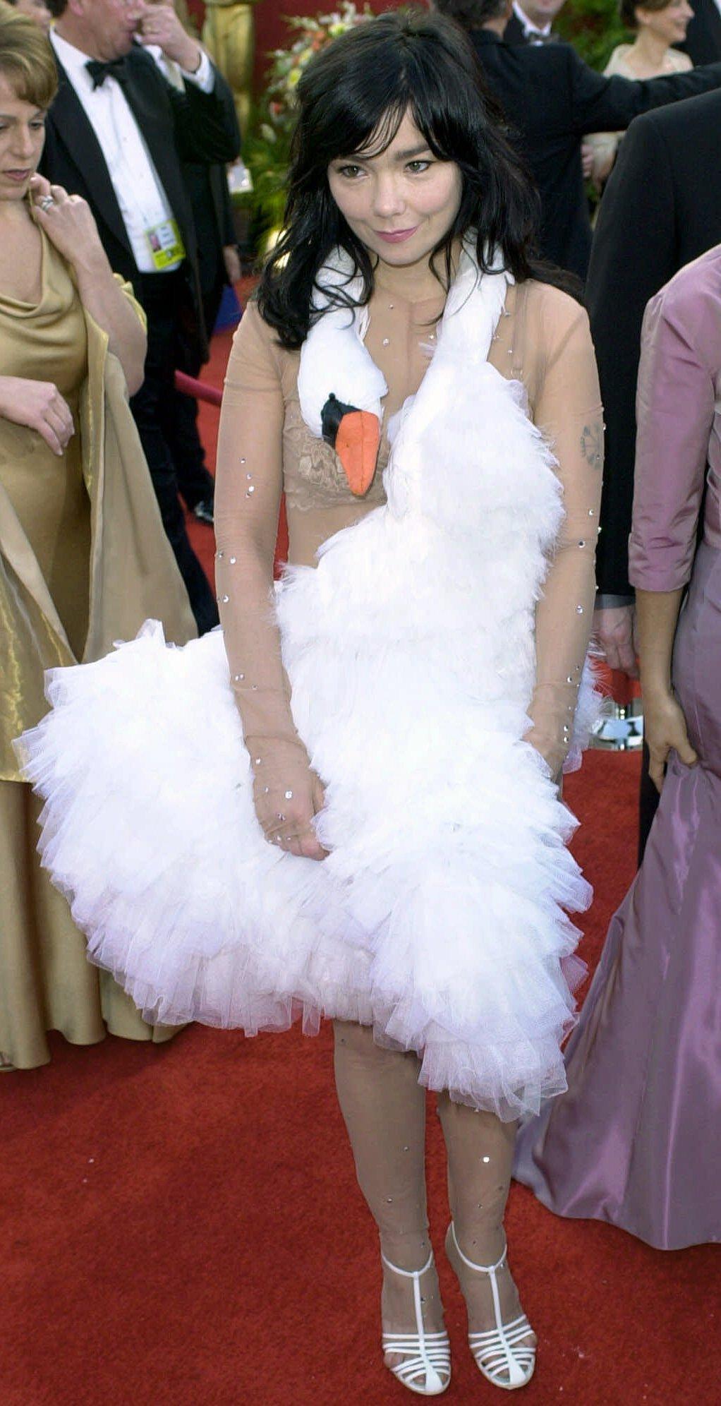 UFORGLEMMELIG: Björks svanekjole fikk alle til å måpe under Oscar-utdelingen i 2001.