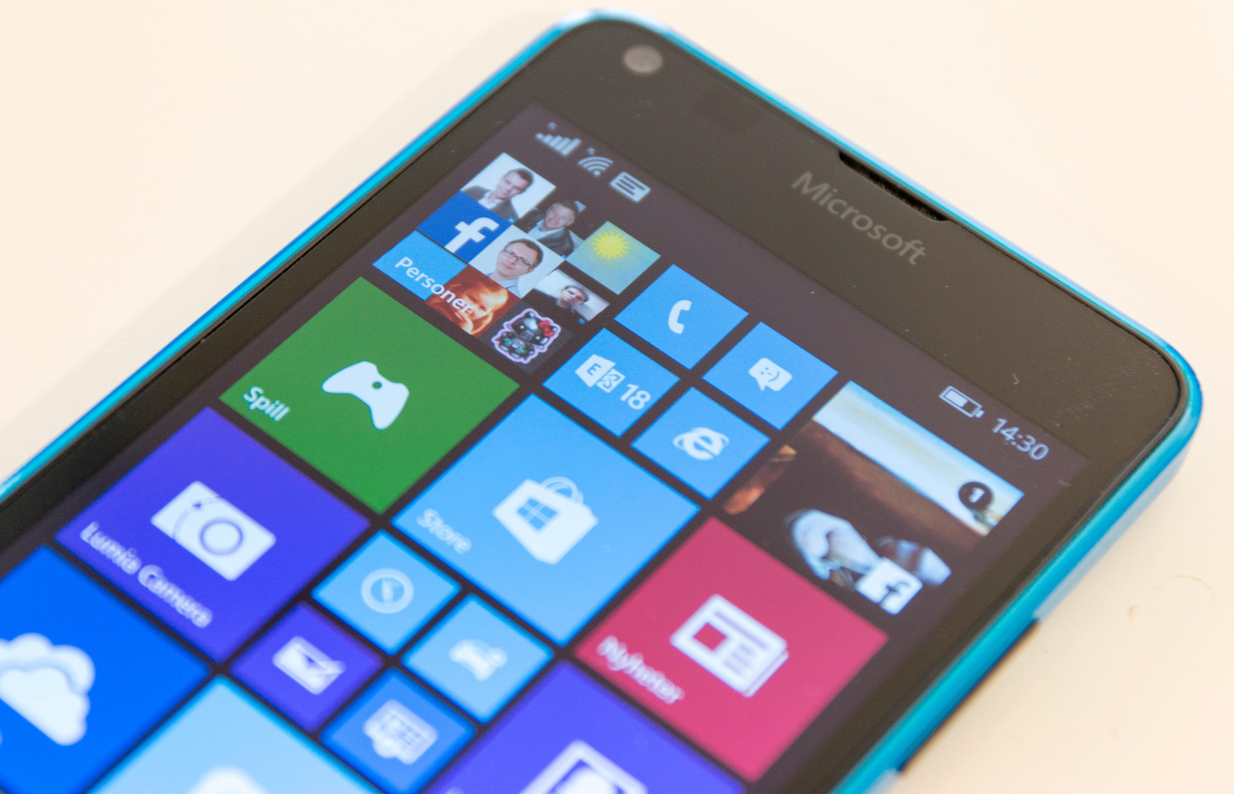 Lumia 640 er blant de første ti mobilene som får Windows 10-oppdateringen. Foto: Finn Jarle Kvalheim, Tek.no