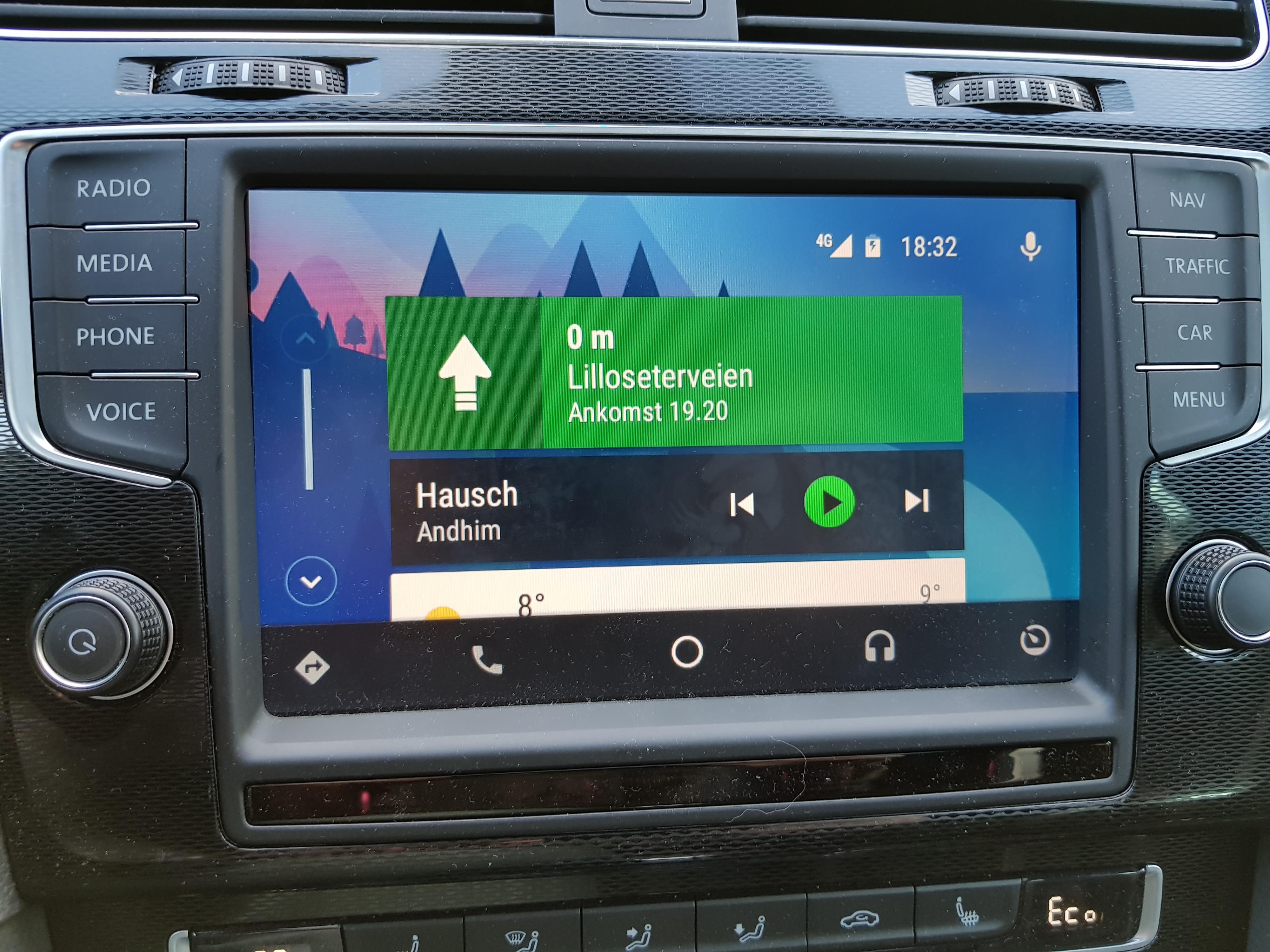 Hjemmeskjermen for Android Auto viser løpende gjøremål, og forslag til nye steder, samt litt grunnleggende informasjon om varslinger og vær. Men noen ren appmeny har du ikke her. Bilde: Finn Jarle Kvalheim, Tek.no