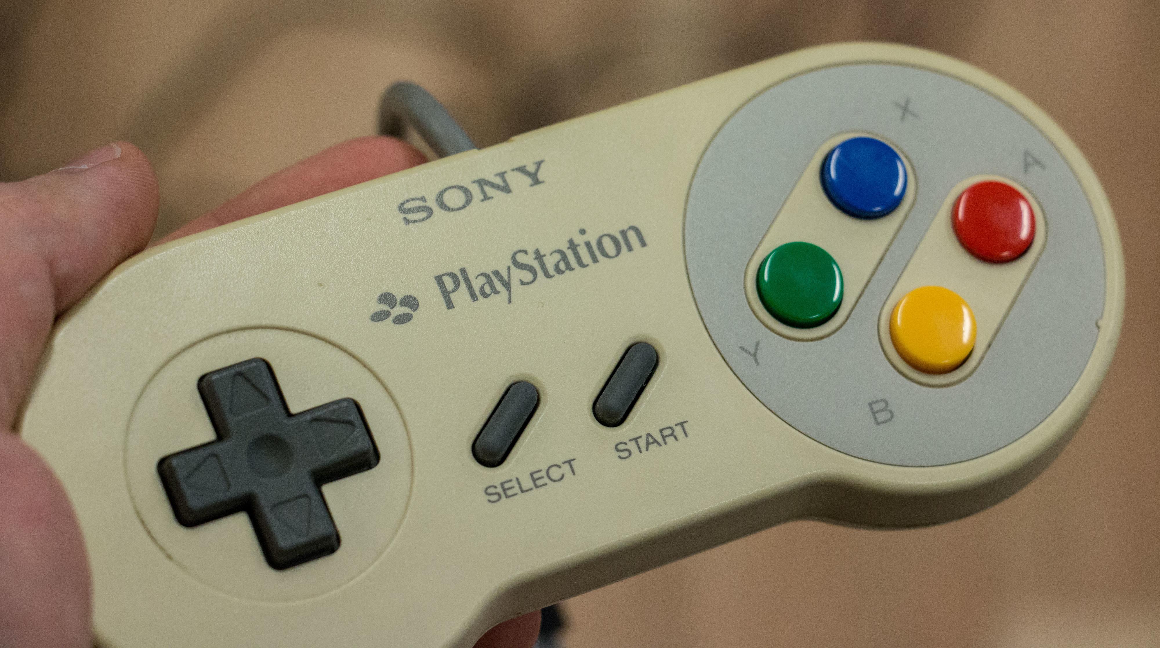 Ved første øyekast ser det kanskje ut som en vanlig SNES-kontroller, helt til du ser logoene. Dette er trolig det første produktet med en PlayStation-logo.