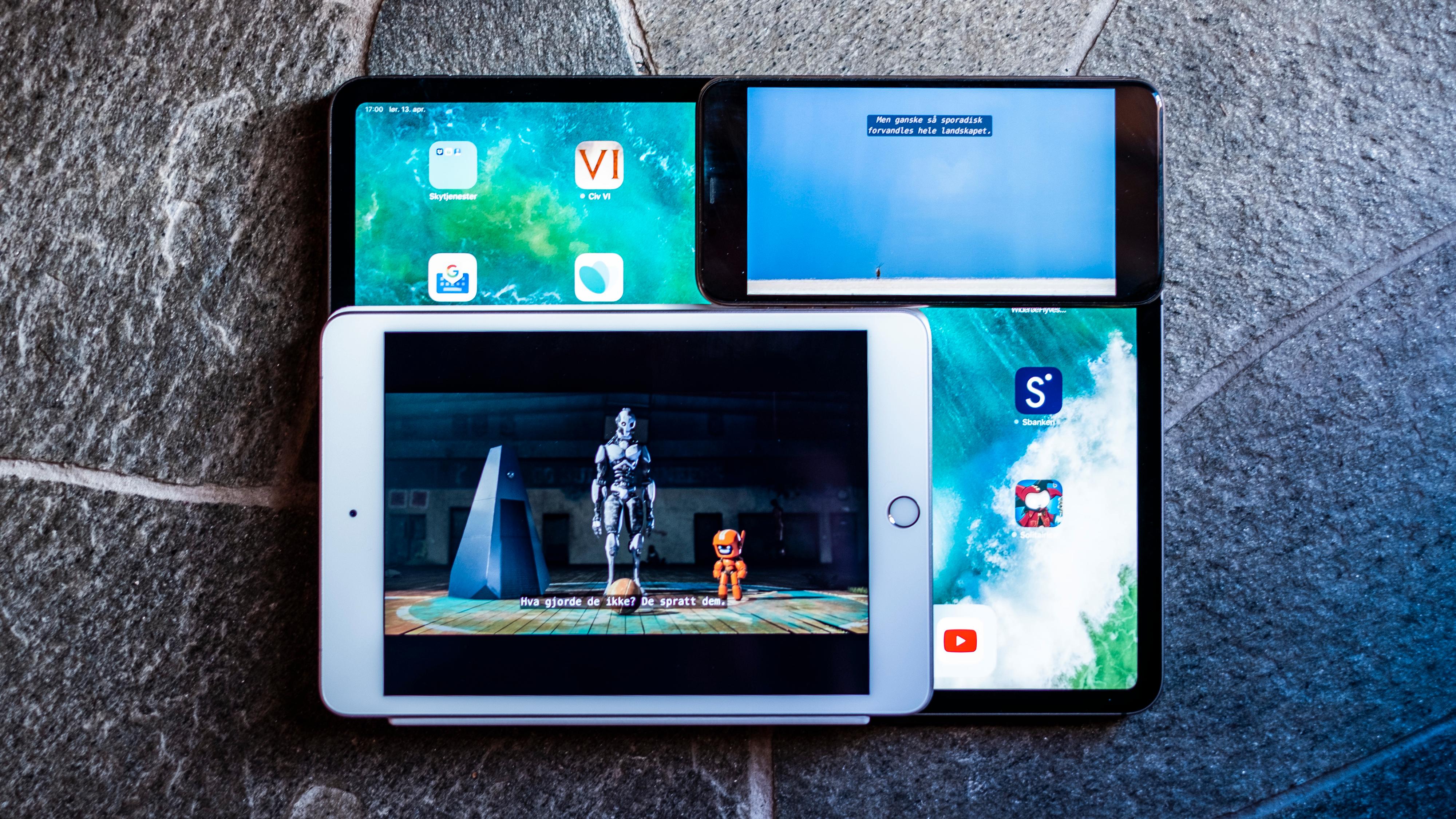 iPad Mini og iPhone Xs Max oppå iPad Pro 12,9. Du vinner både vesentlig større filmbilde enn på iPhone og langt mer praktisk formfaktor enn de største iPadene med iPad Mini. Og bruker du den til ting som ikke forutsetter spesielt brede skjermer får du mye ekstra plass å boltre deg på sammenliknet med telefonen.