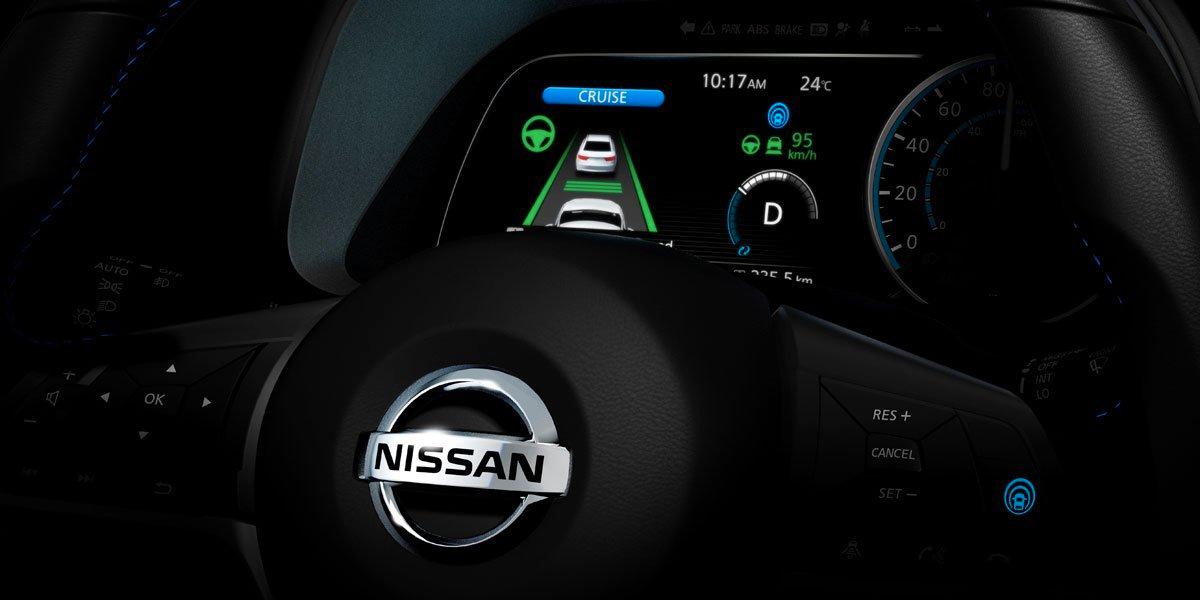 Nissan viste frem dette bildet på Twitter nylig. Det var det første innblikket i interiøret på nye Leaf, med ProAssist-systemet synlig. Legg også merke til knappen til høyre på rattet.