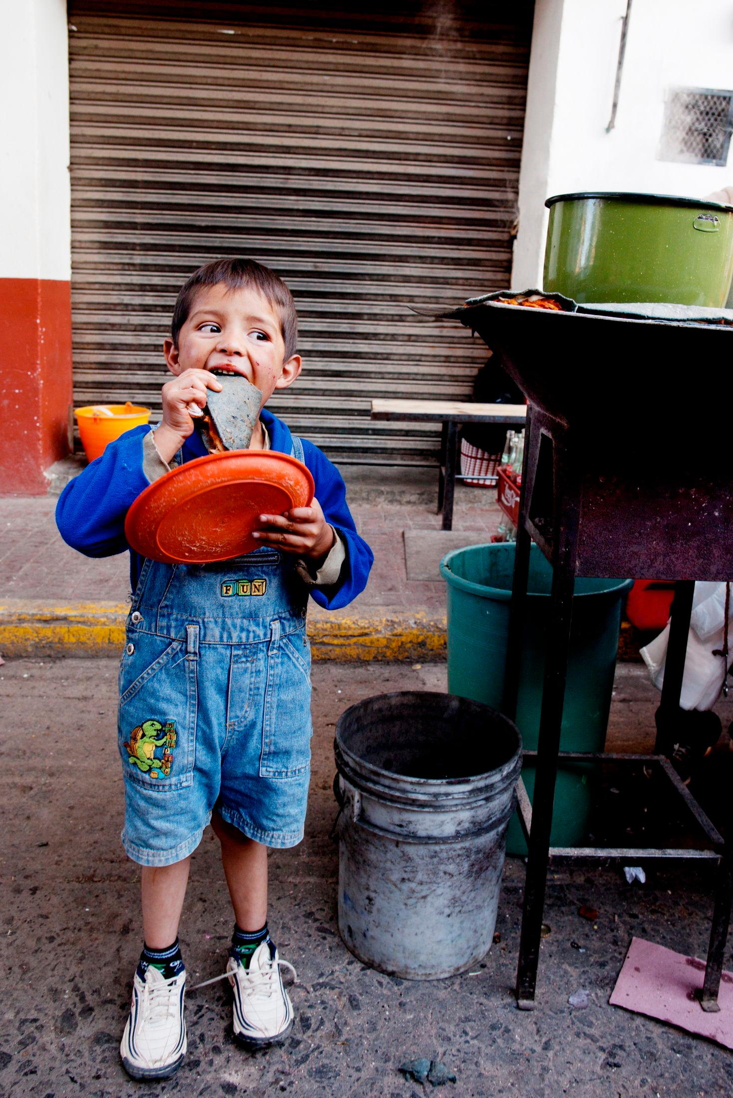 TACOPAUSE: En liten gutt spiser taco i byen Zacatlan