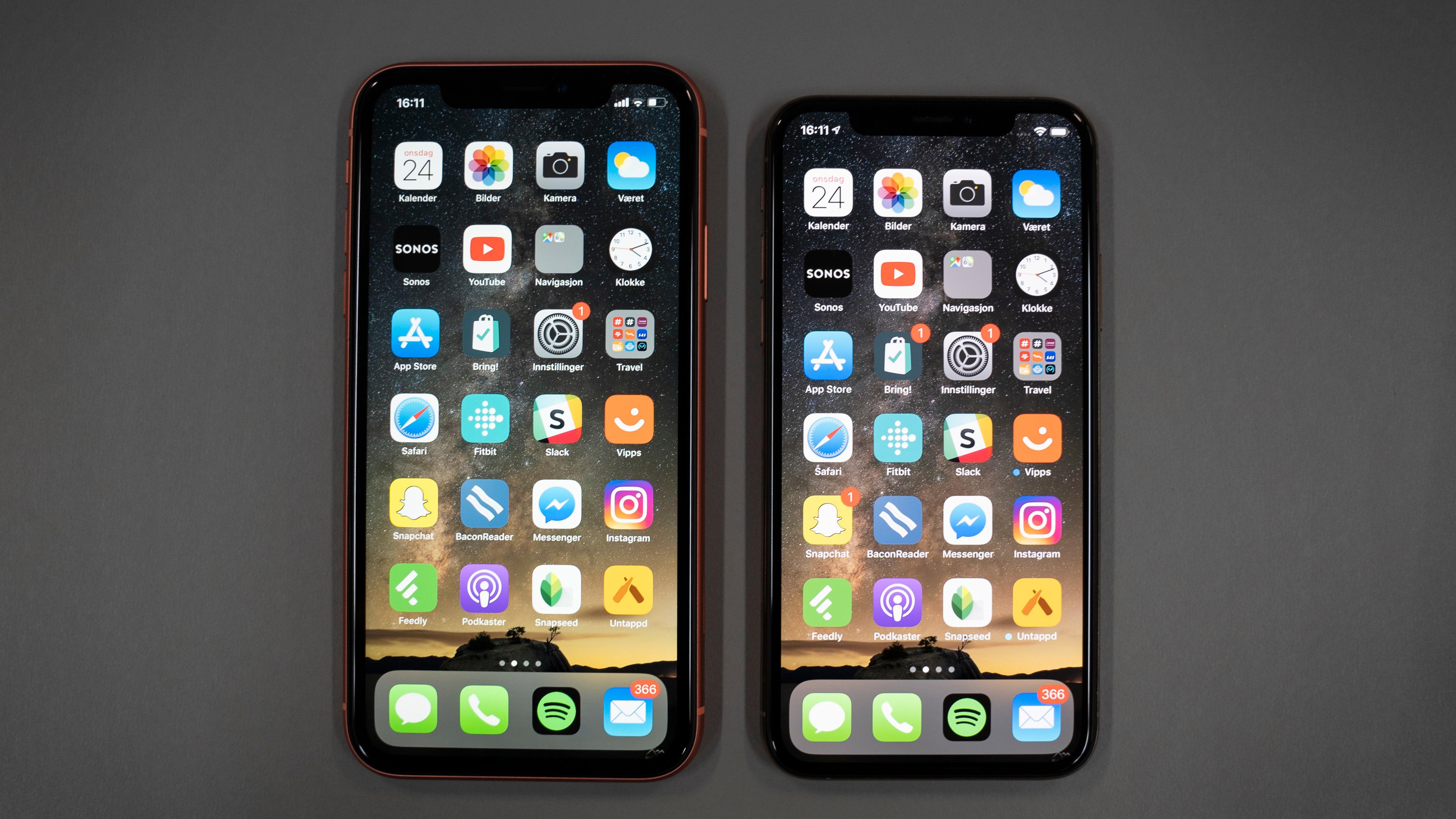 iPhone Xr (til venstre) selger dårligere enn forventet, og Apple skal ha justert ned produksjonen fra det første anslaget. Her sammen med iPhone Xs.